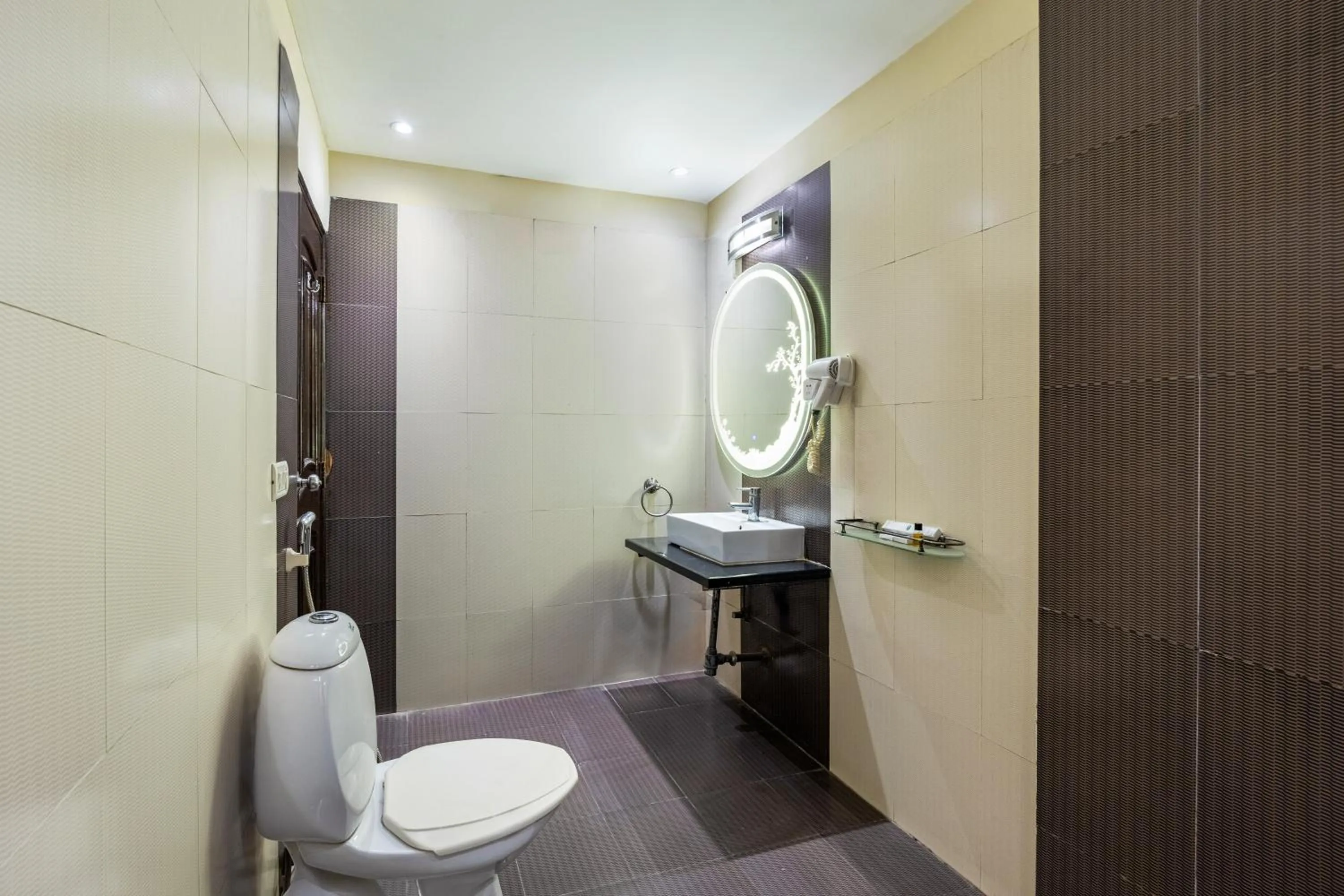 Shower in Alaya Stays Hotel Emperor Palms