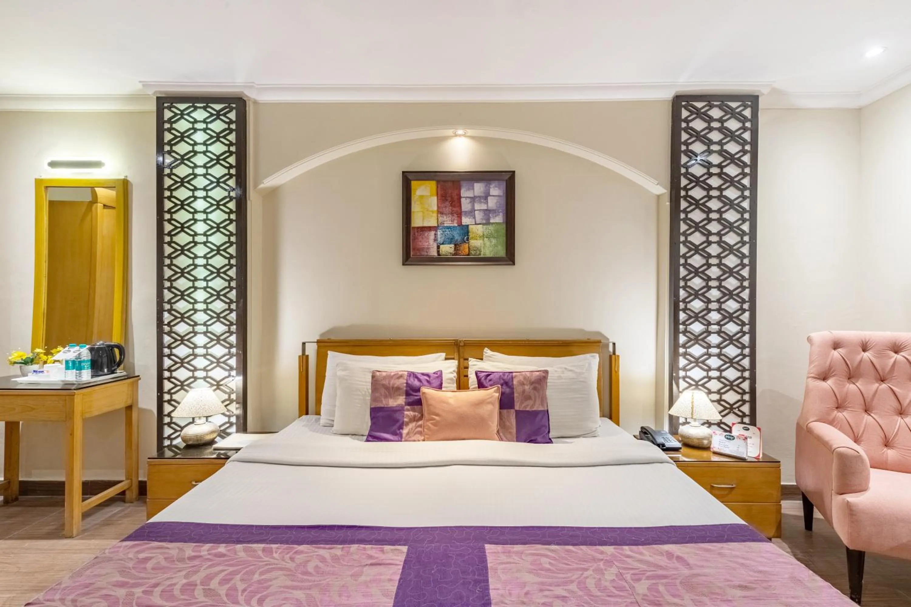 Bed in Alaya Stays Hotel Emperor Palms
