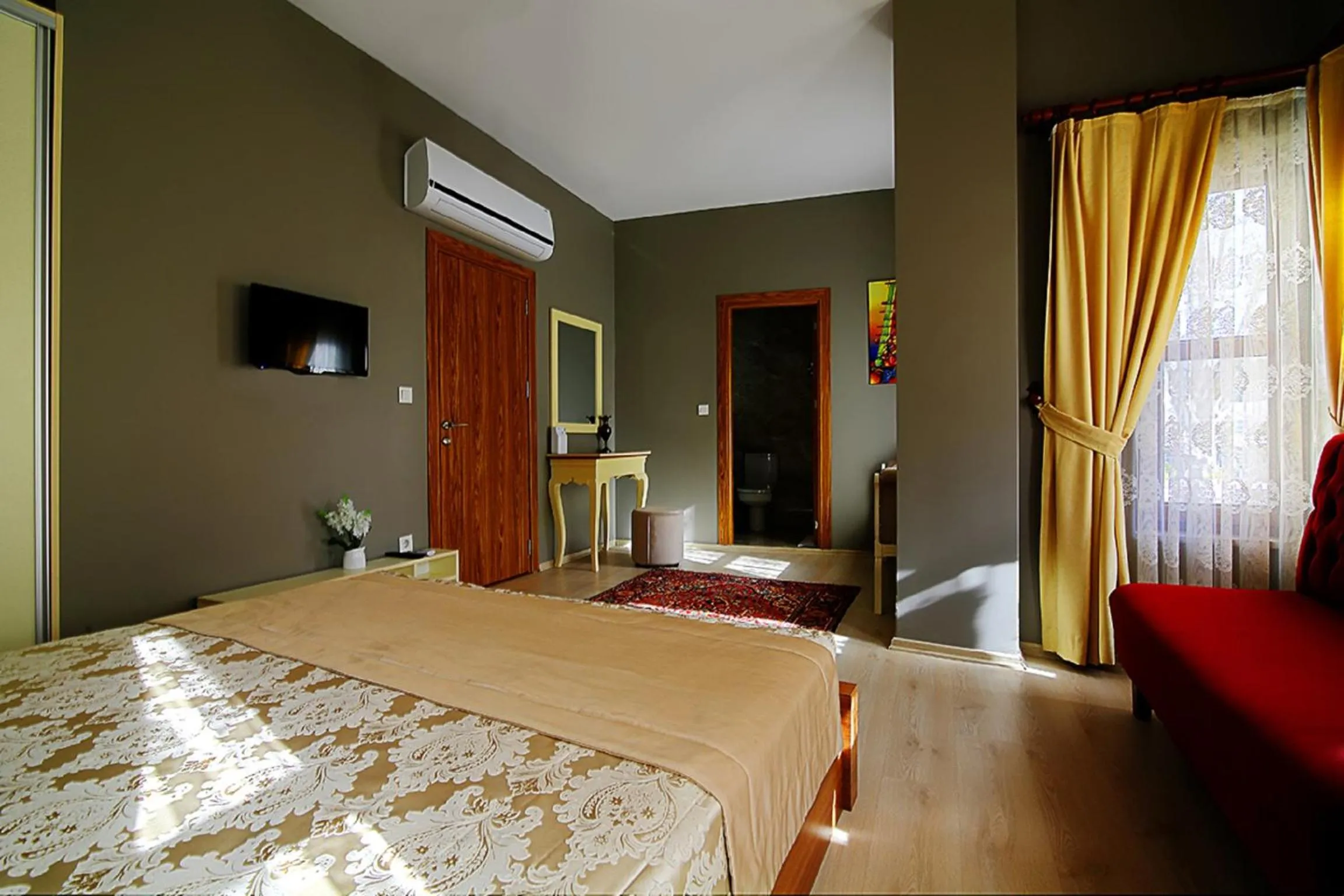 Shower, Bed in Million Old City Apartment