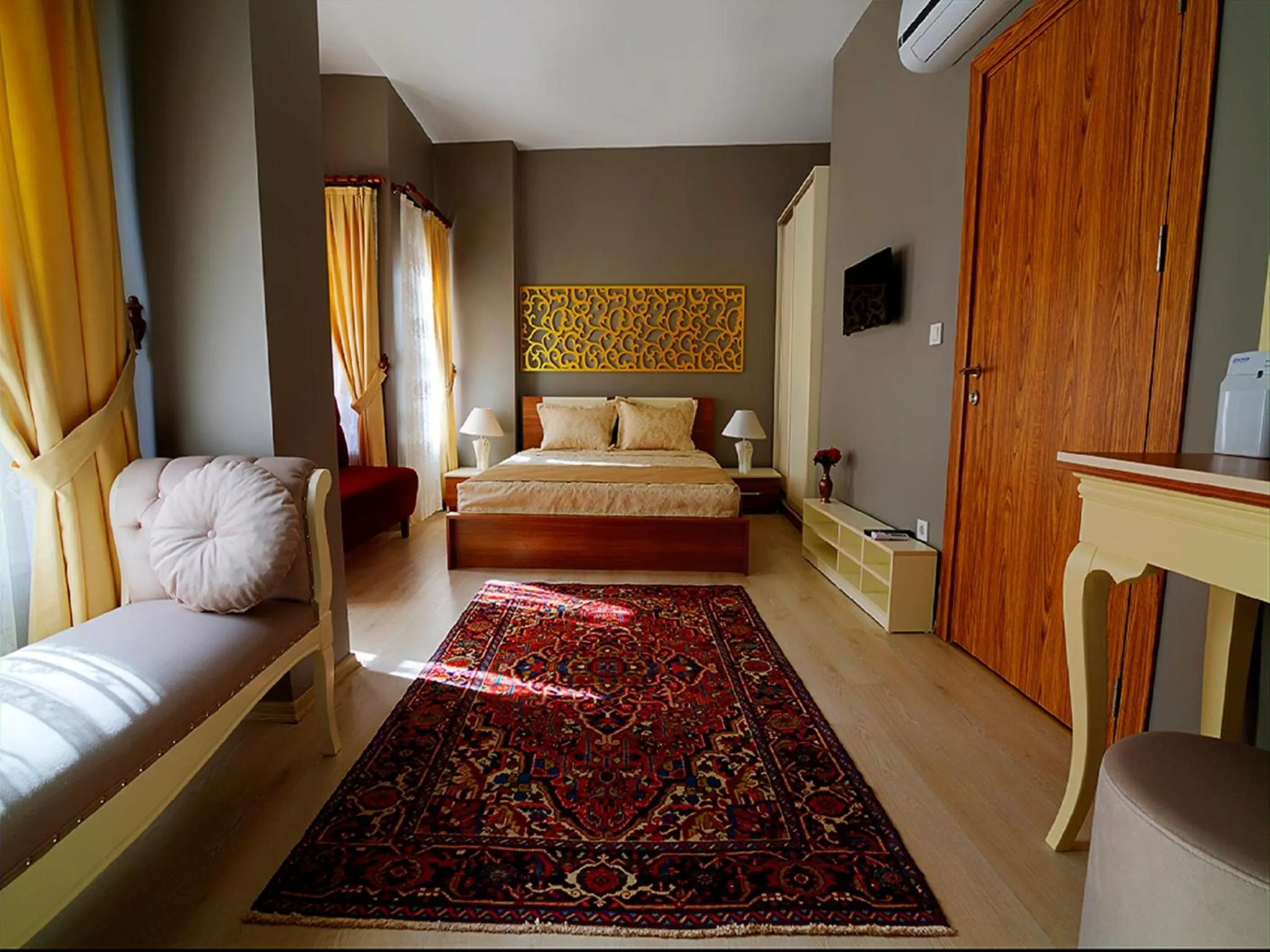 Shower, Bed in Million Old City Apartment