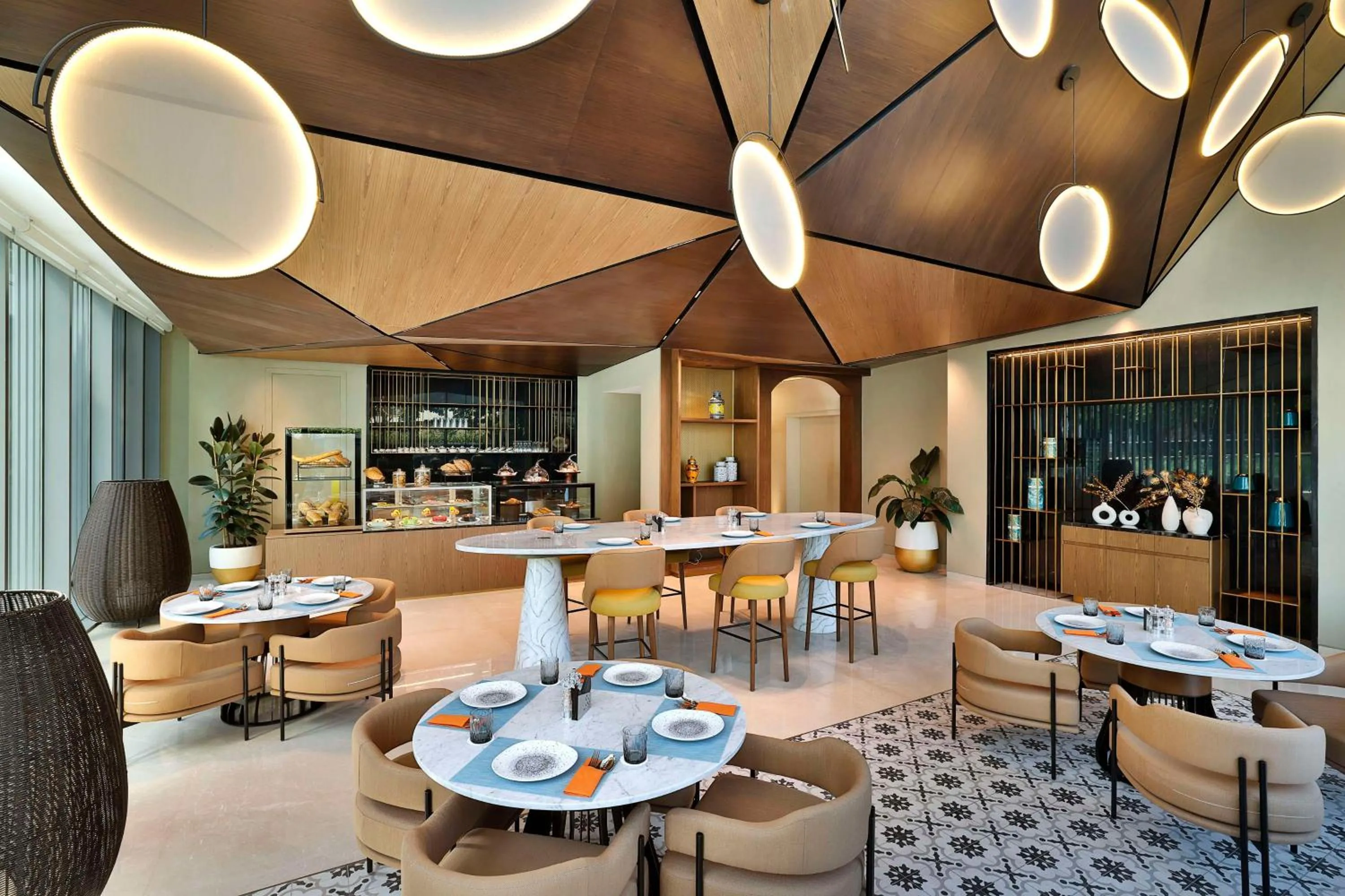 Restaurant/places to eat in Tumbi Hotel Dubai The Palm,Tapestry Collection Hilton