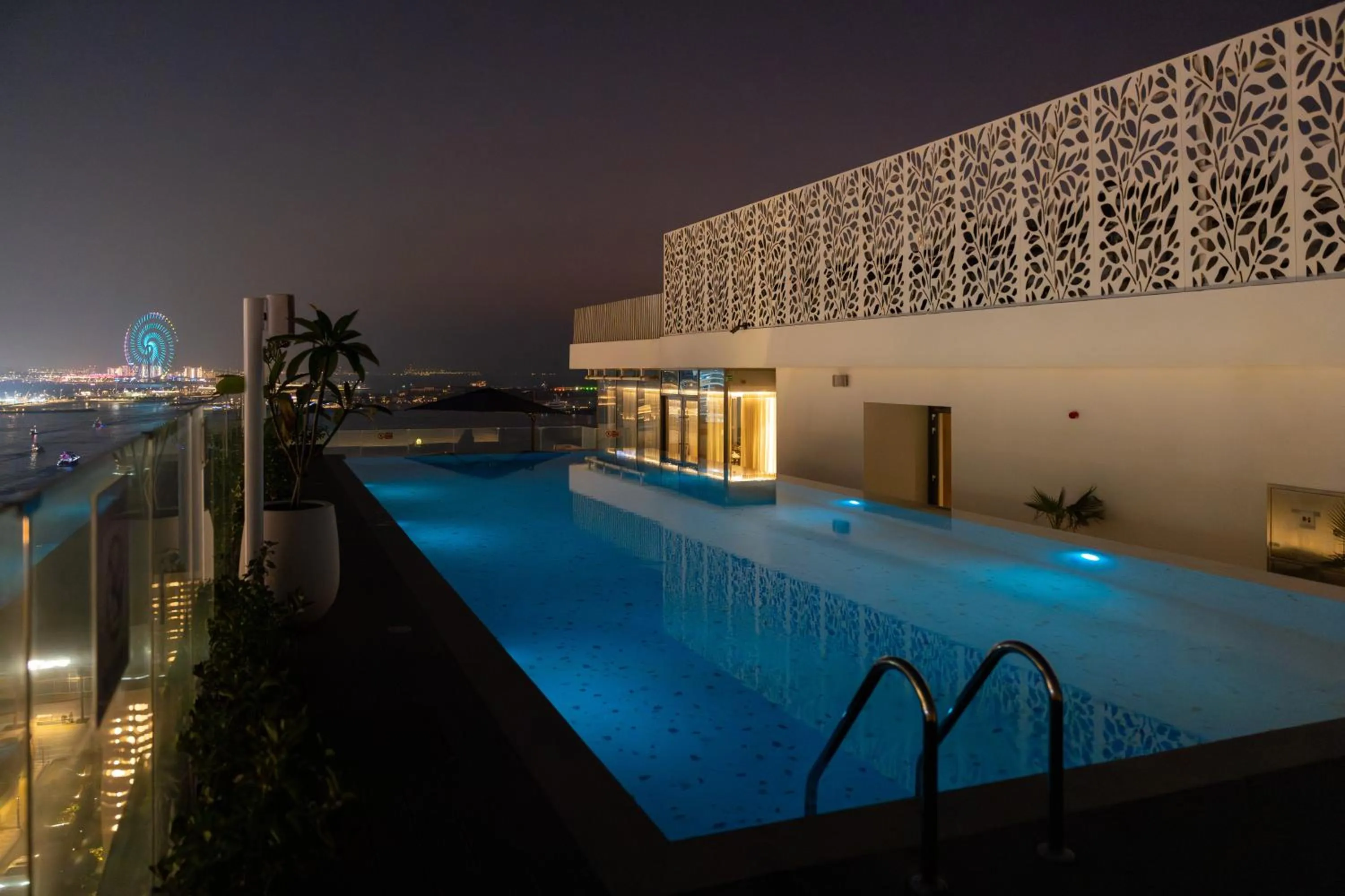 Swimming pool in Tumbi Hotel Dubai The Palm,Tapestry Collection Hilton