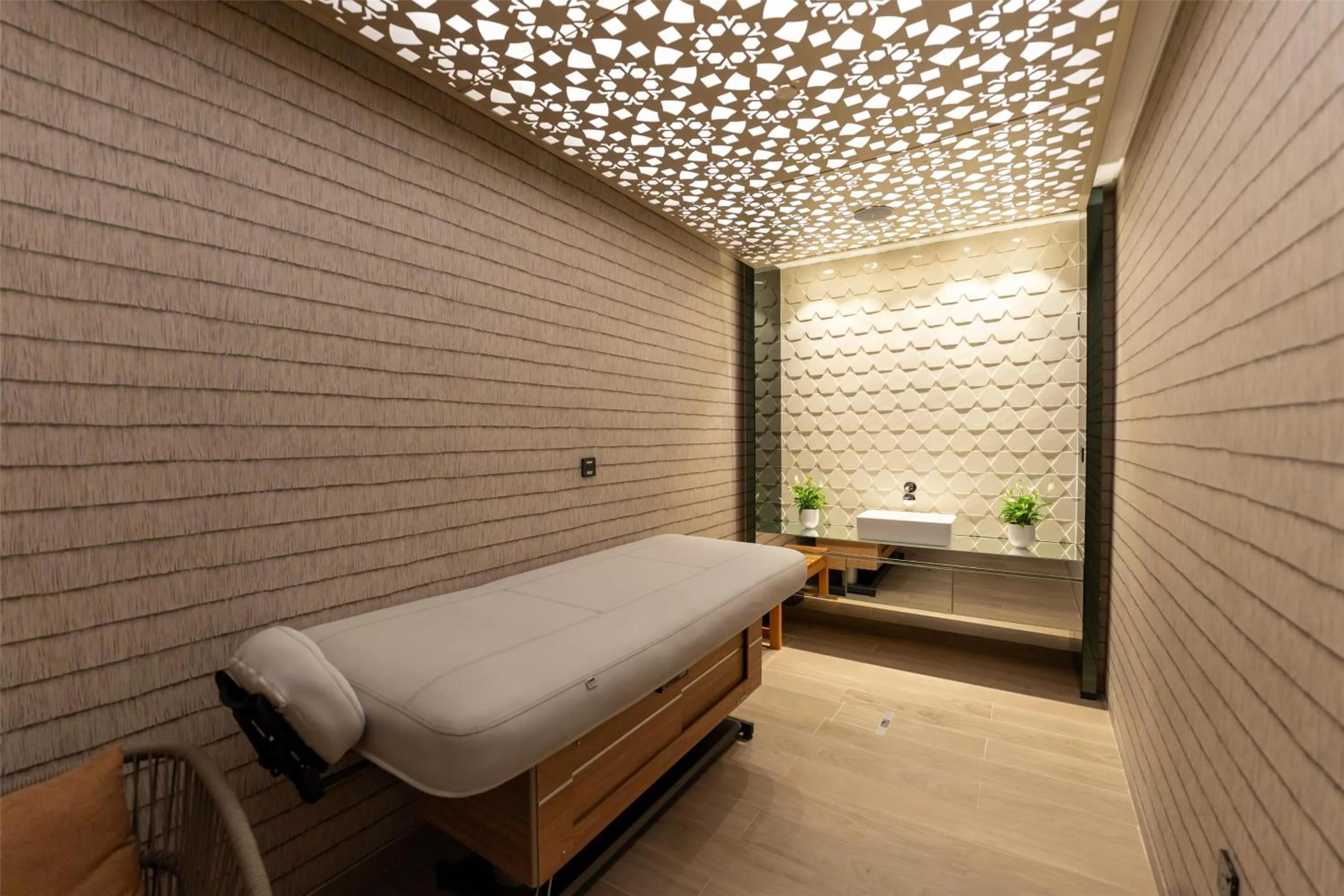 Sports, Bed in Tumbi Hotel Dubai The Palm,Tapestry Collection Hilton