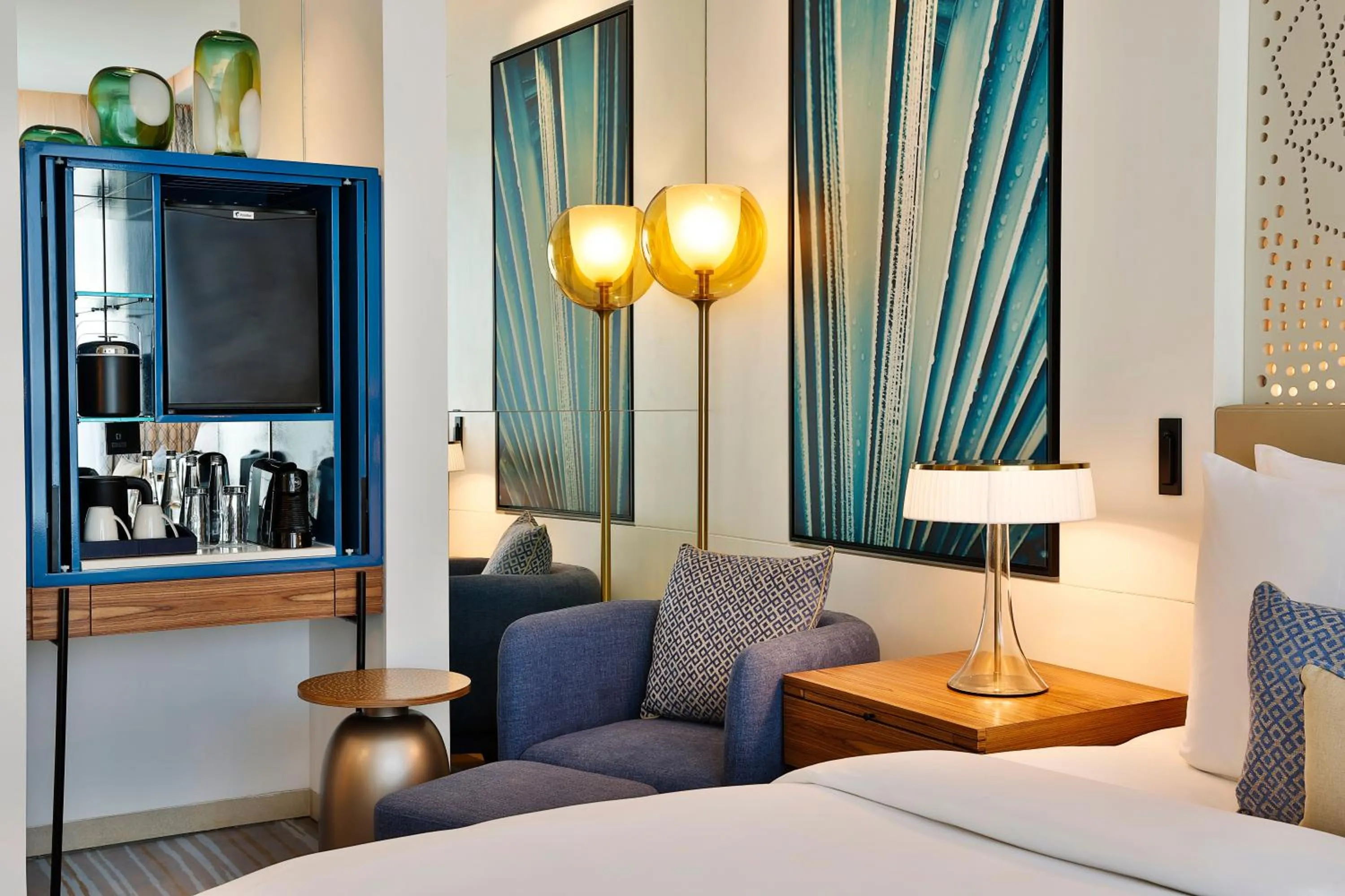 Coffee/tea facilities, Bed in Tumbi Hotel Dubai The Palm,Tapestry Collection Hilton