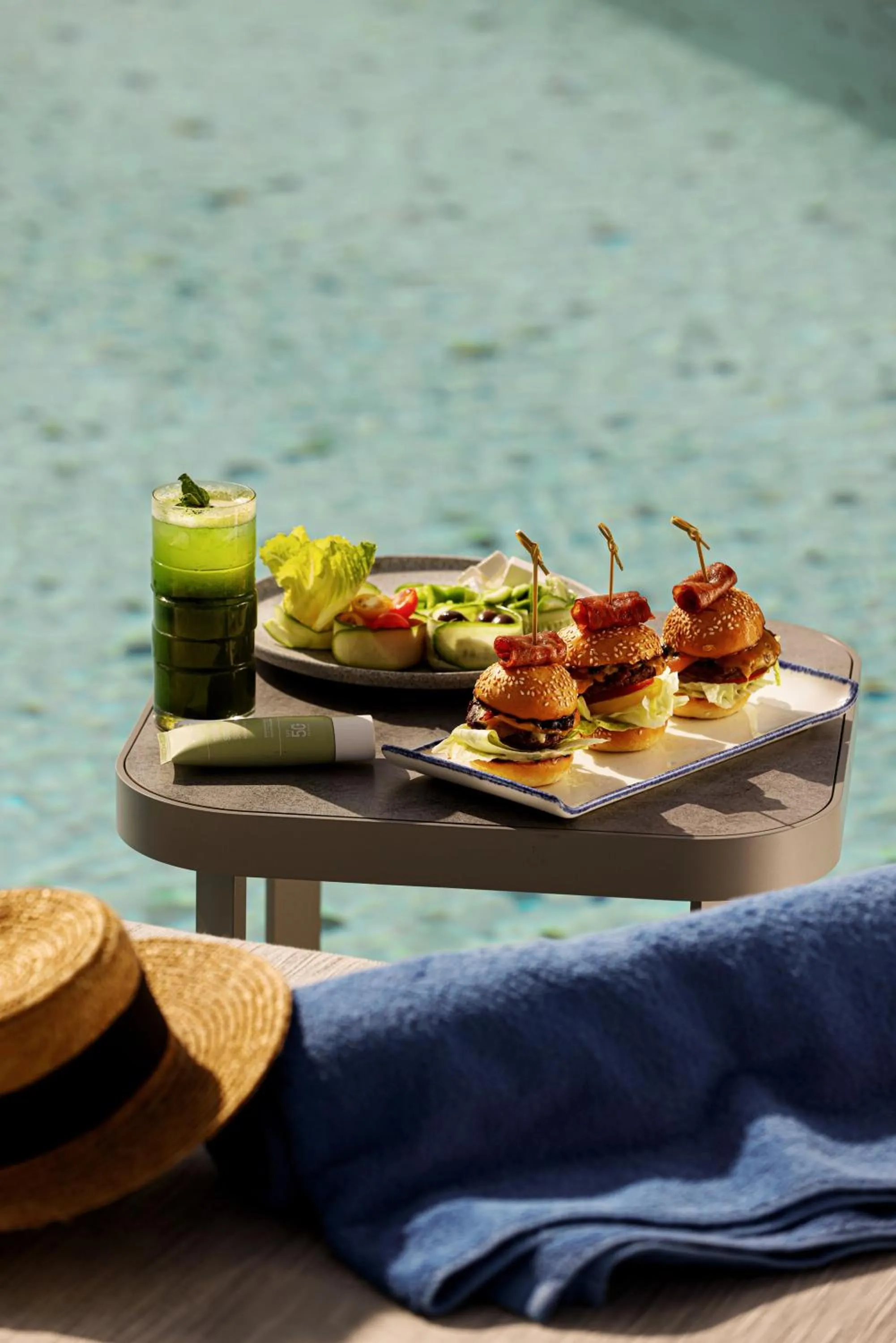 Restaurant/places to eat in Tumbi Hotel Dubai The Palm,Tapestry Collection Hilton