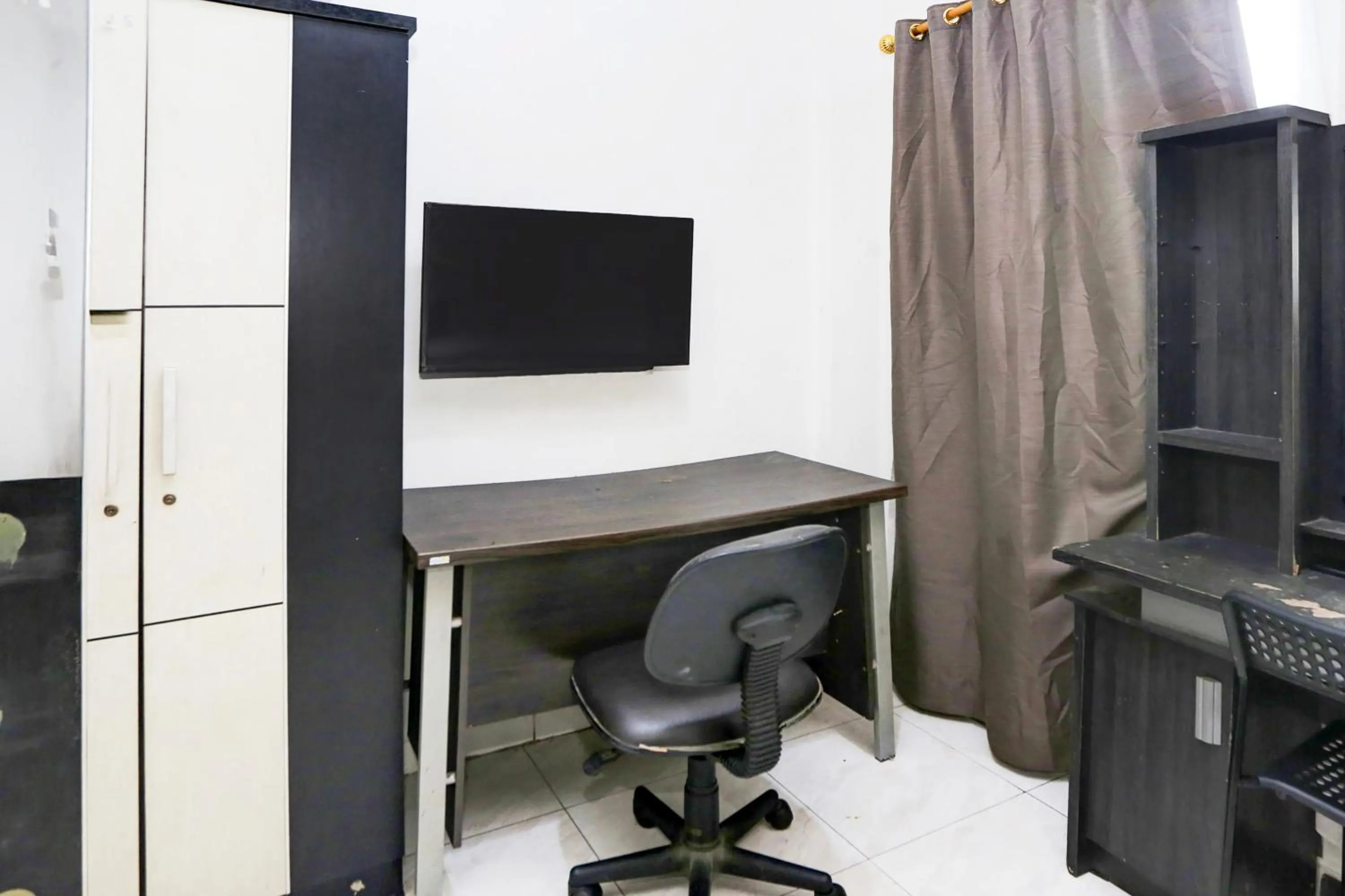 Bedroom in Collection O Tangerang Near Garuda Training Center