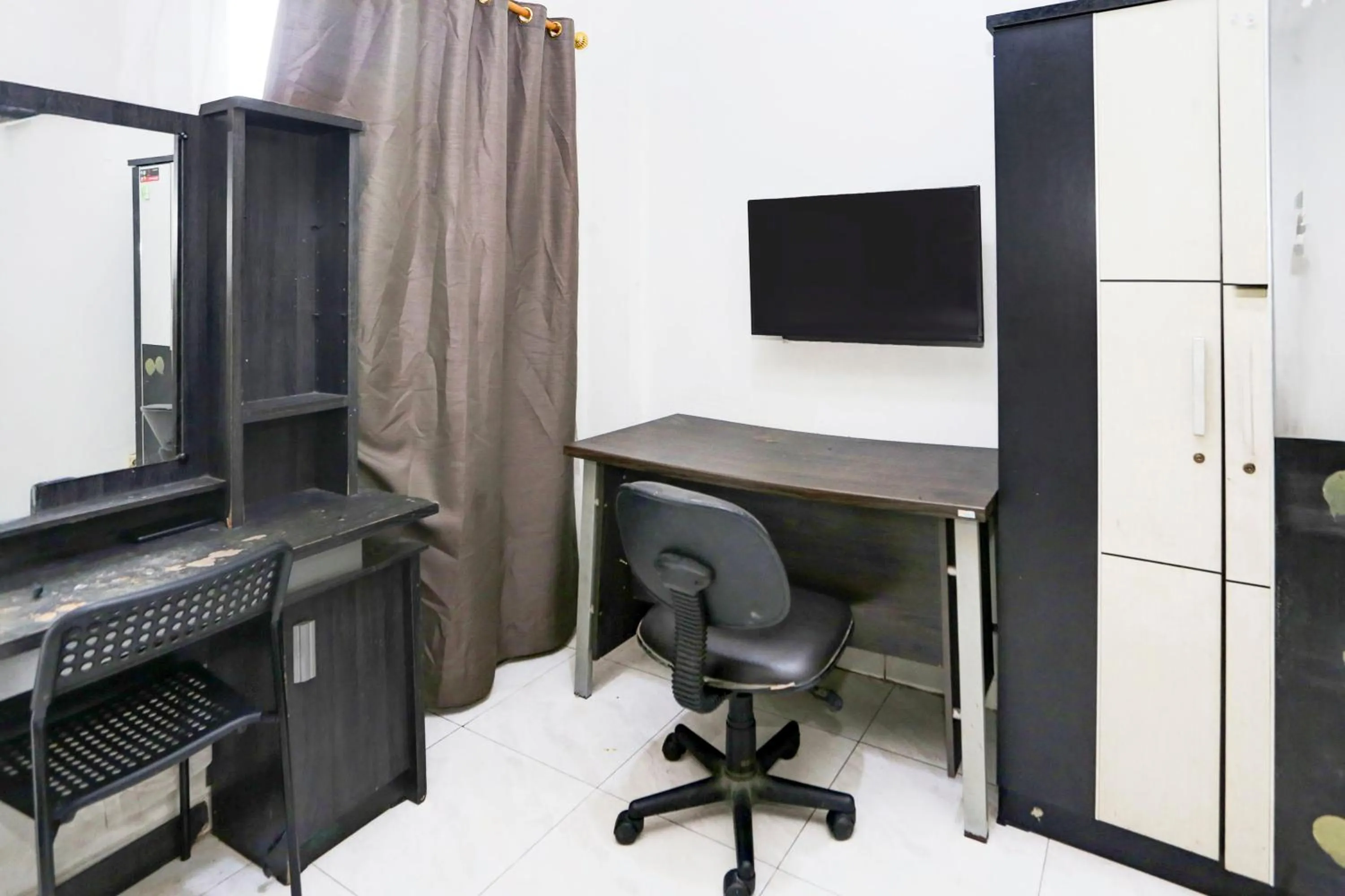 Bedroom in Collection O Tangerang Near Garuda Training Center