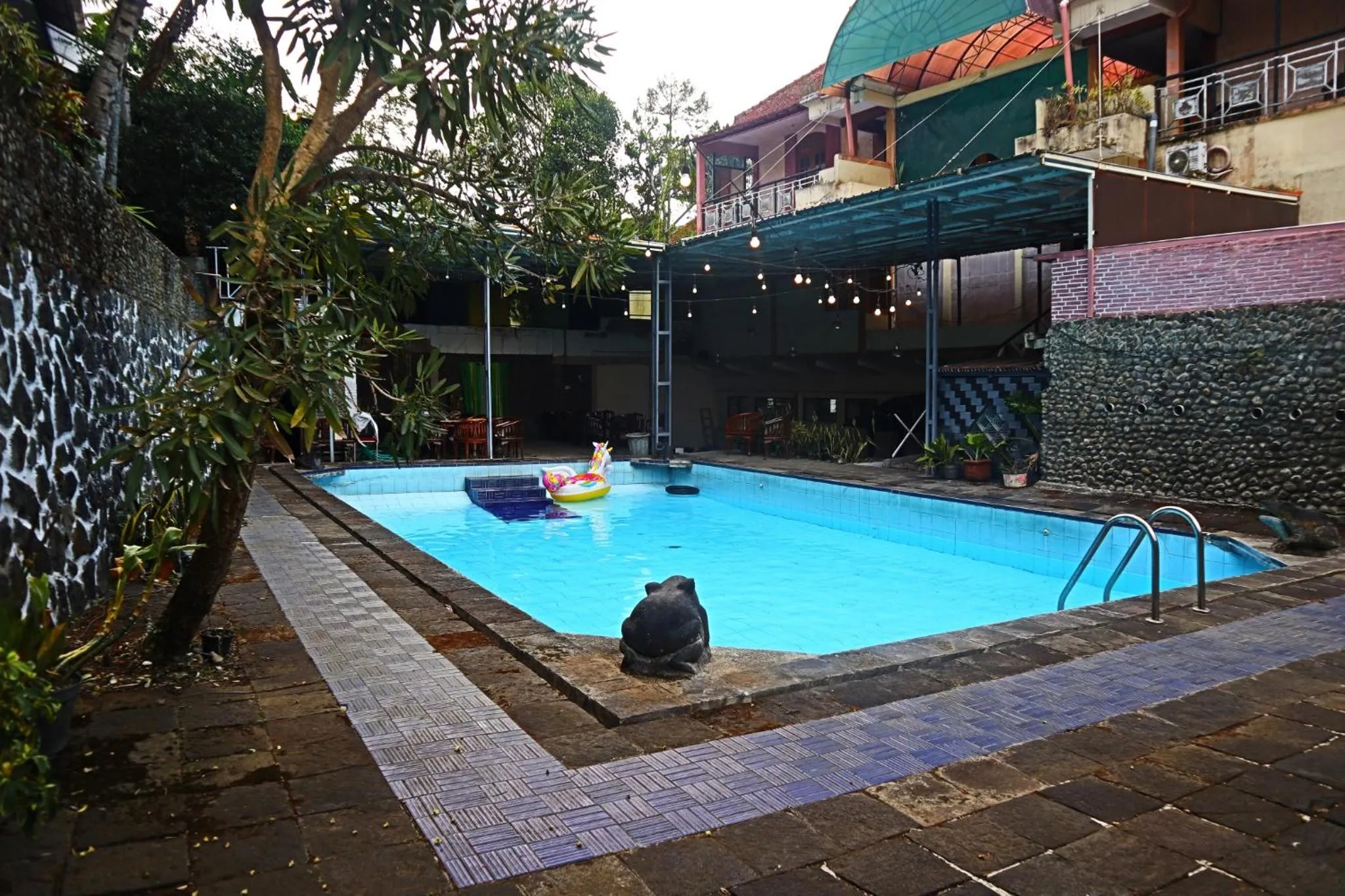 Swimming pool in PLUM Hotel Palereman Batu