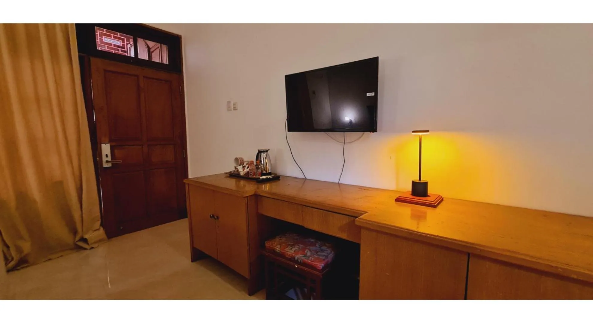 TV and multimedia in PLUM Hotel Palereman Batu