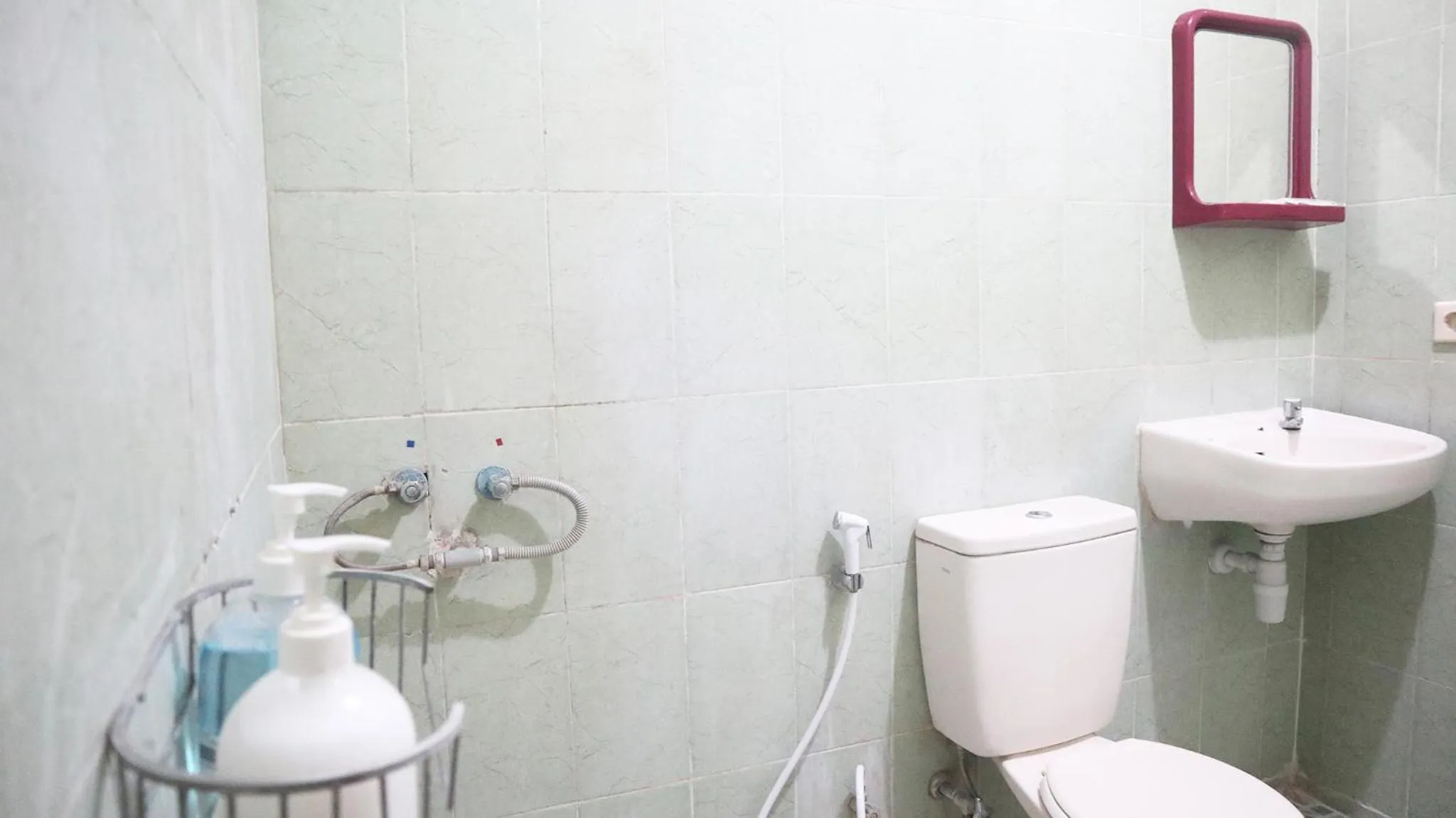 Bathroom in PLUM Hotel Palereman Batu