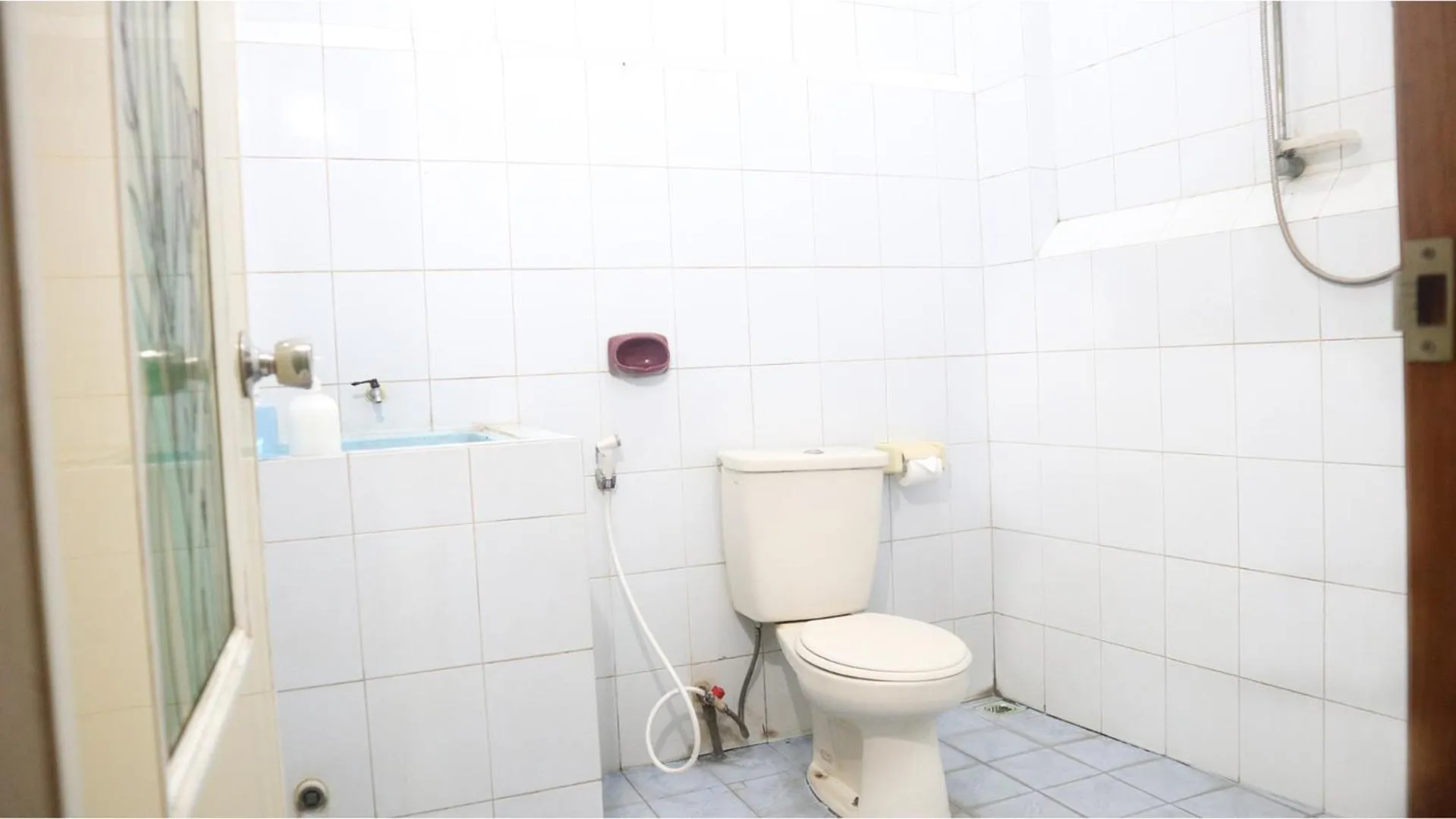 Bathroom in PLUM Hotel Palereman Batu