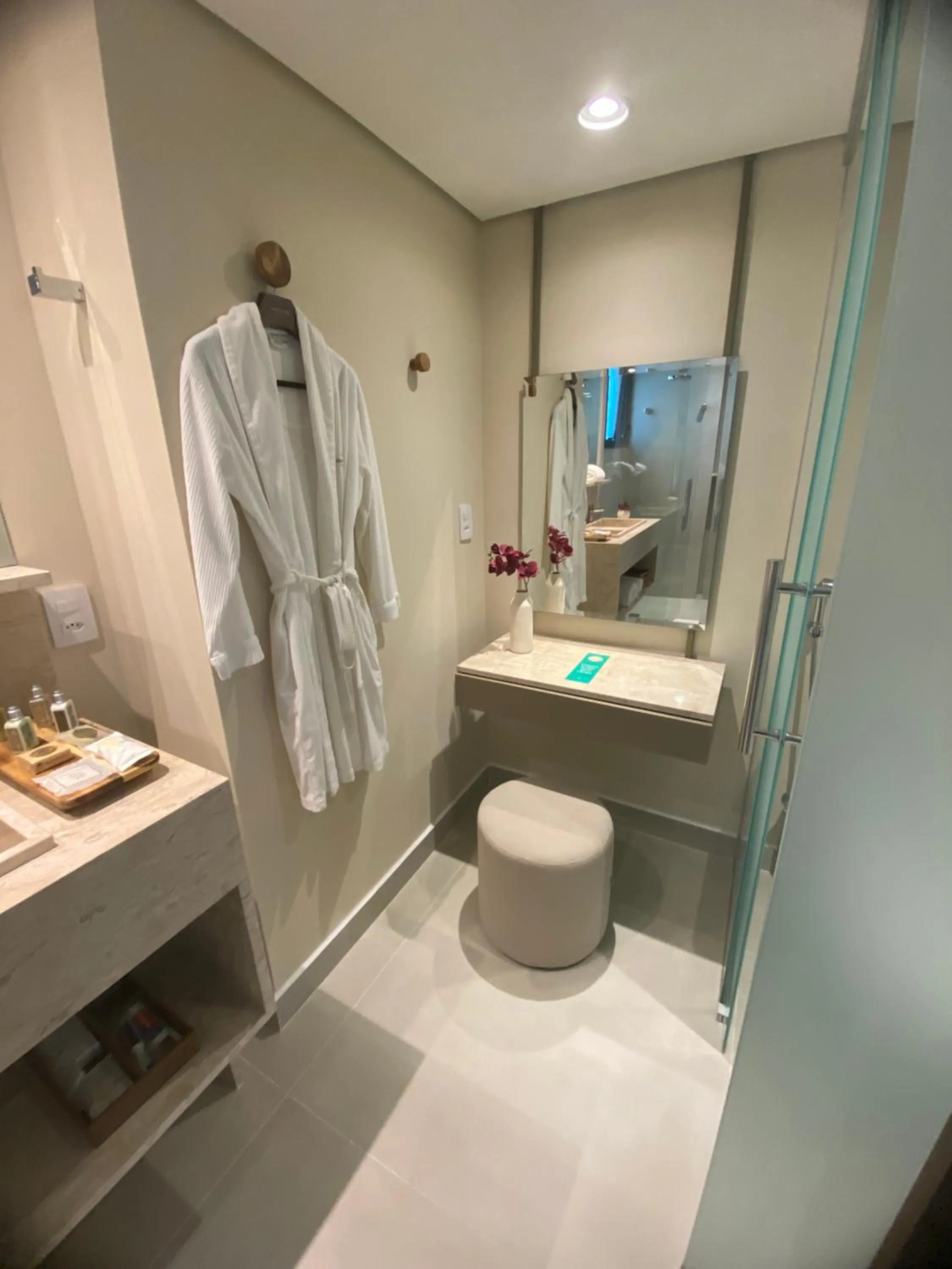 Toilet in Golden Tulip São José dos Campos