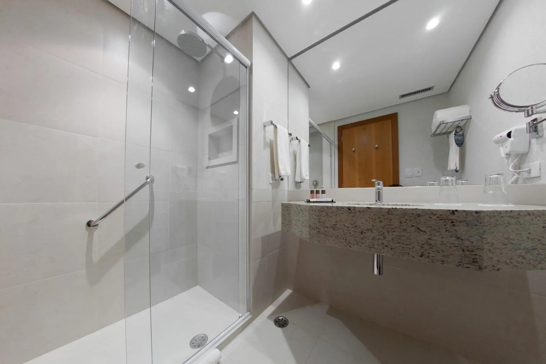 Bathroom in Golden Tulip São José dos Campos