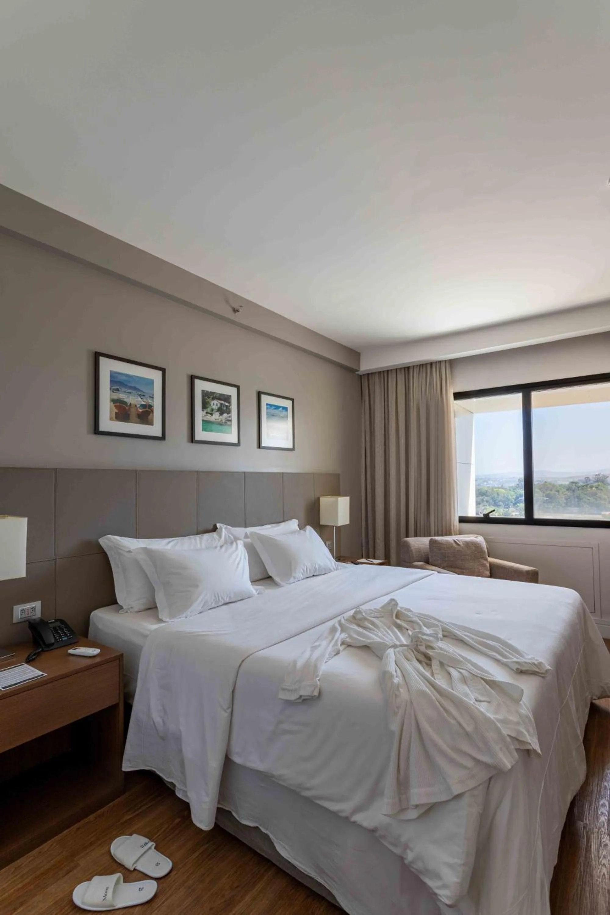 View (from property/room), Bed in Golden Tulip São José dos Campos