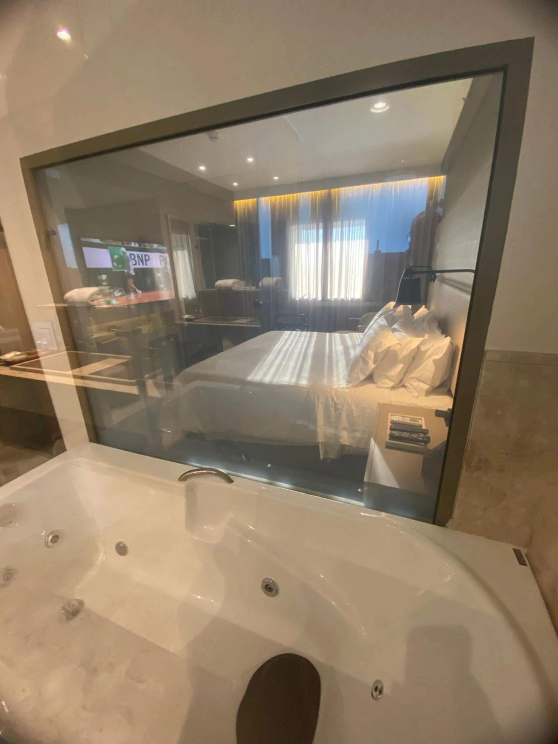 Hot Tub, Bed in Golden Tulip São José dos Campos