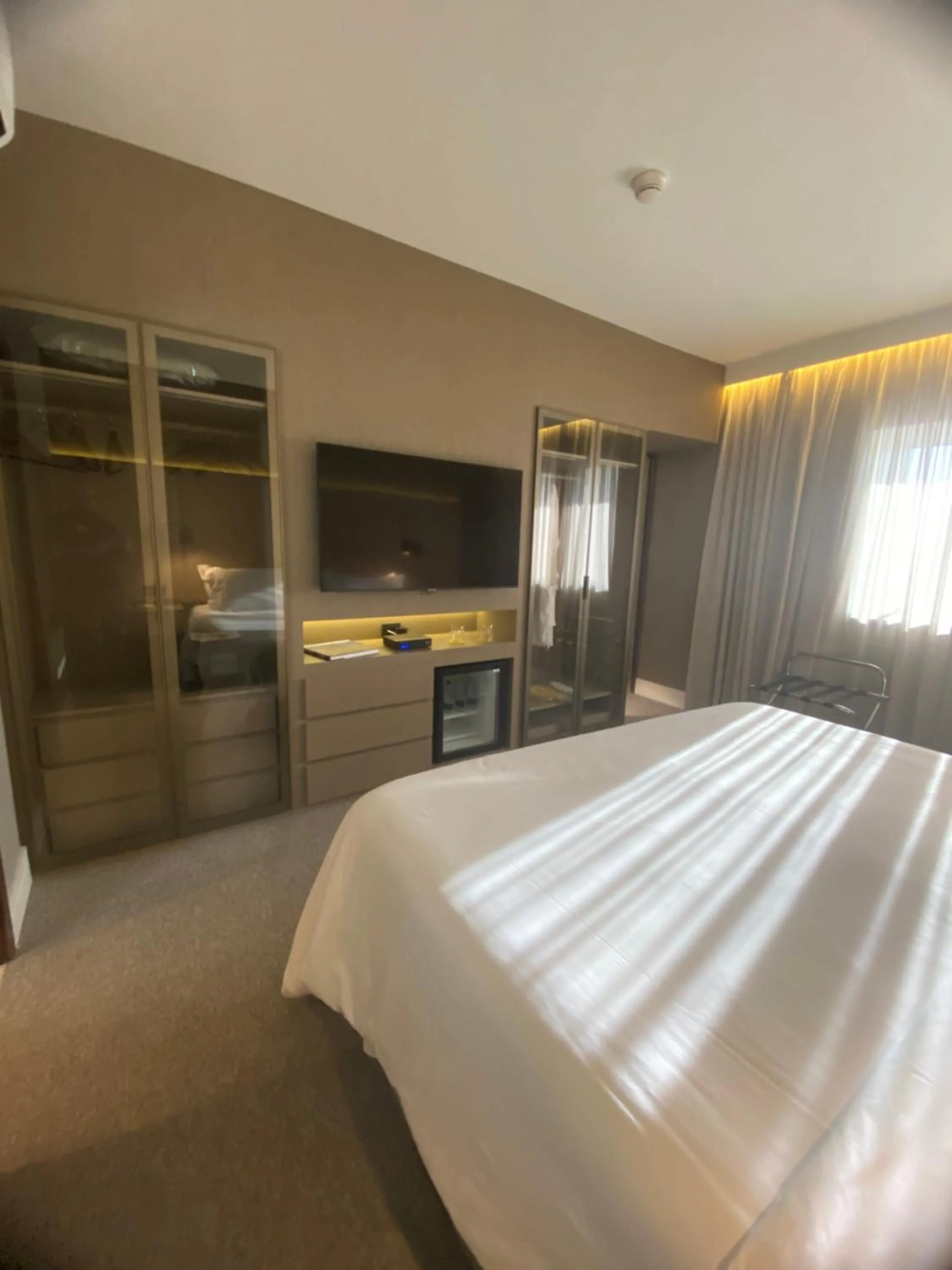 Photo of the whole room, Bed in Golden Tulip São José dos Campos