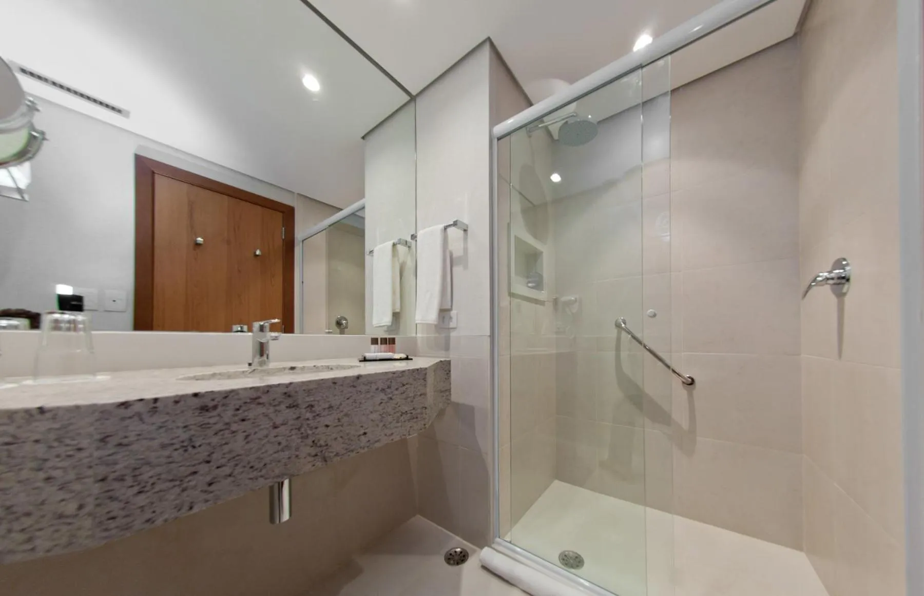 Bathroom in Golden Tulip São José dos Campos