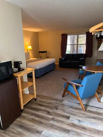 Bed in Four Seasons Inn