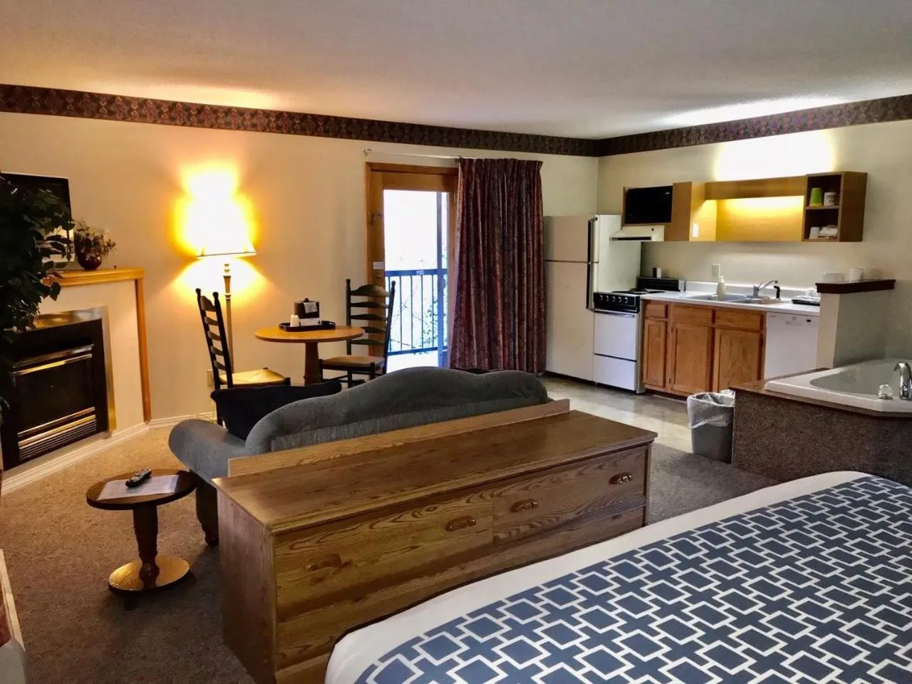 Bed in Four Seasons Inn