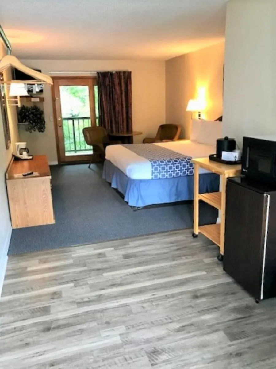 Bed in Four Seasons Inn