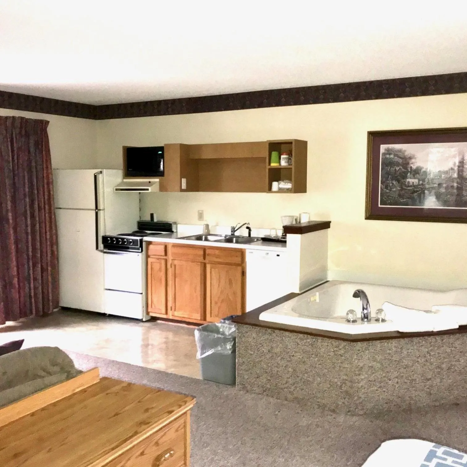 Hot Tub in Four Seasons Inn