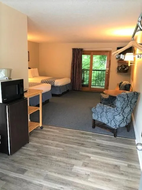 Bed in Four Seasons Inn