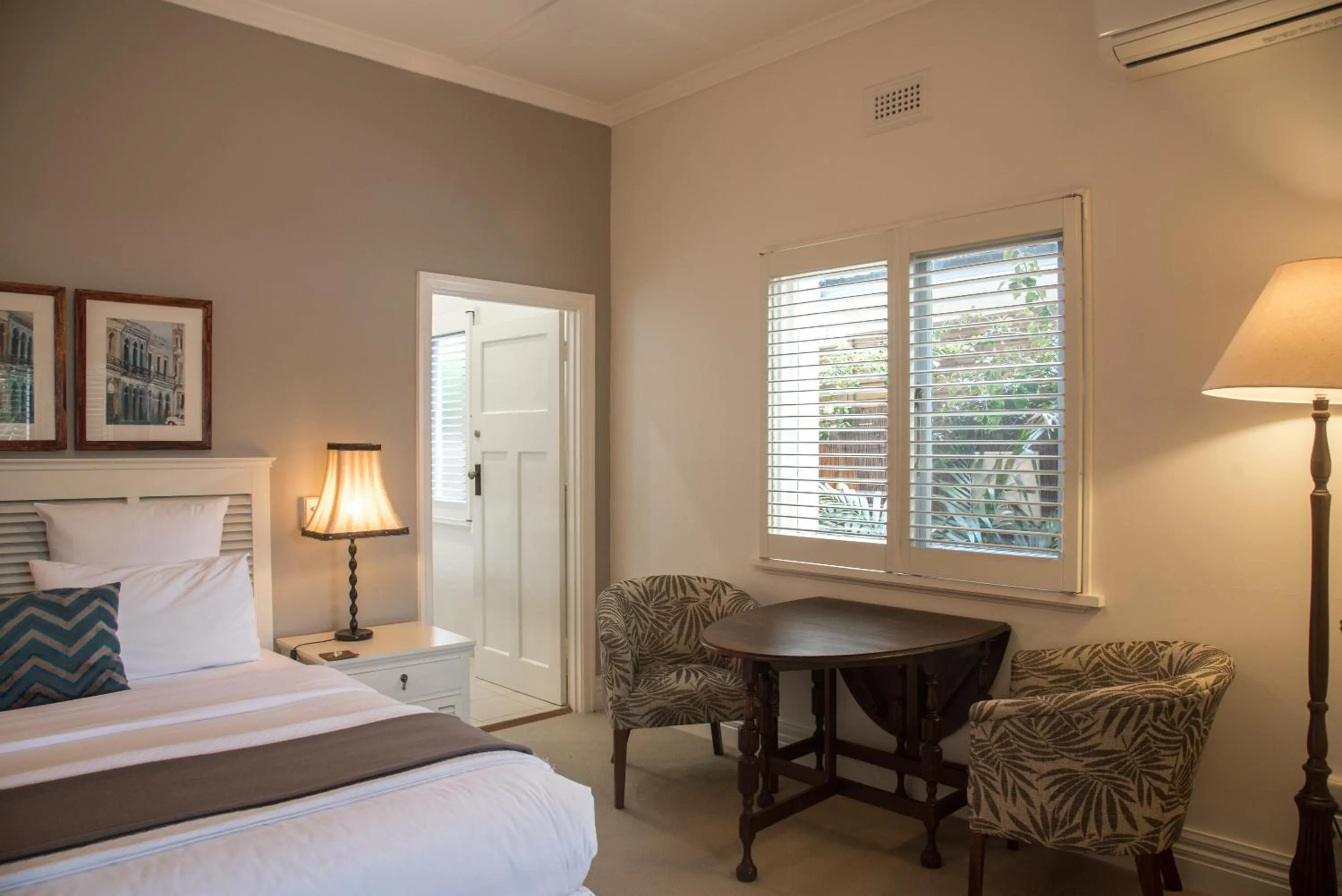 Dining area, Bed in Plantation House at Whitecliffs Bed and Breakfast