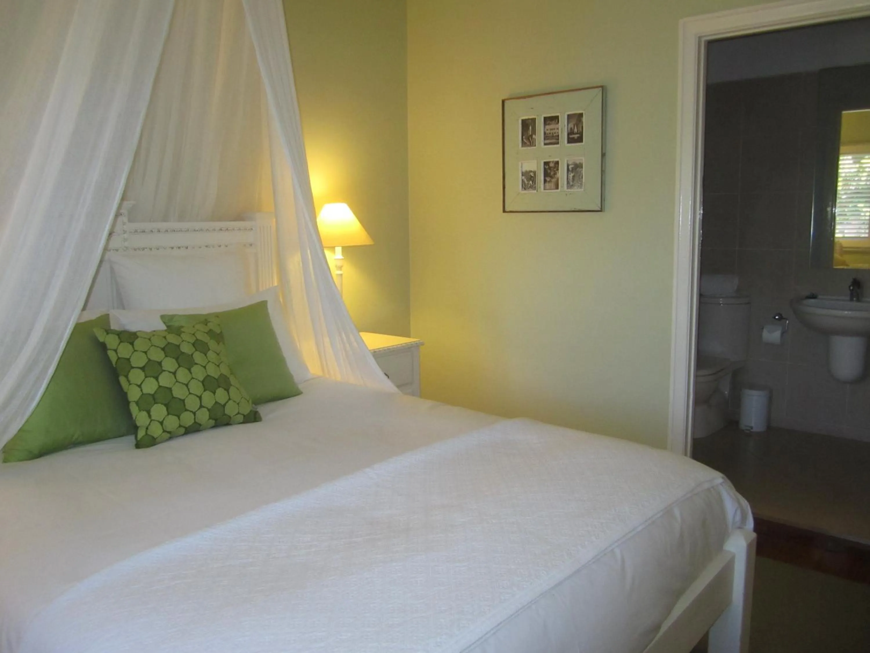 Bed in Plantation House at Whitecliffs Bed and Breakfast