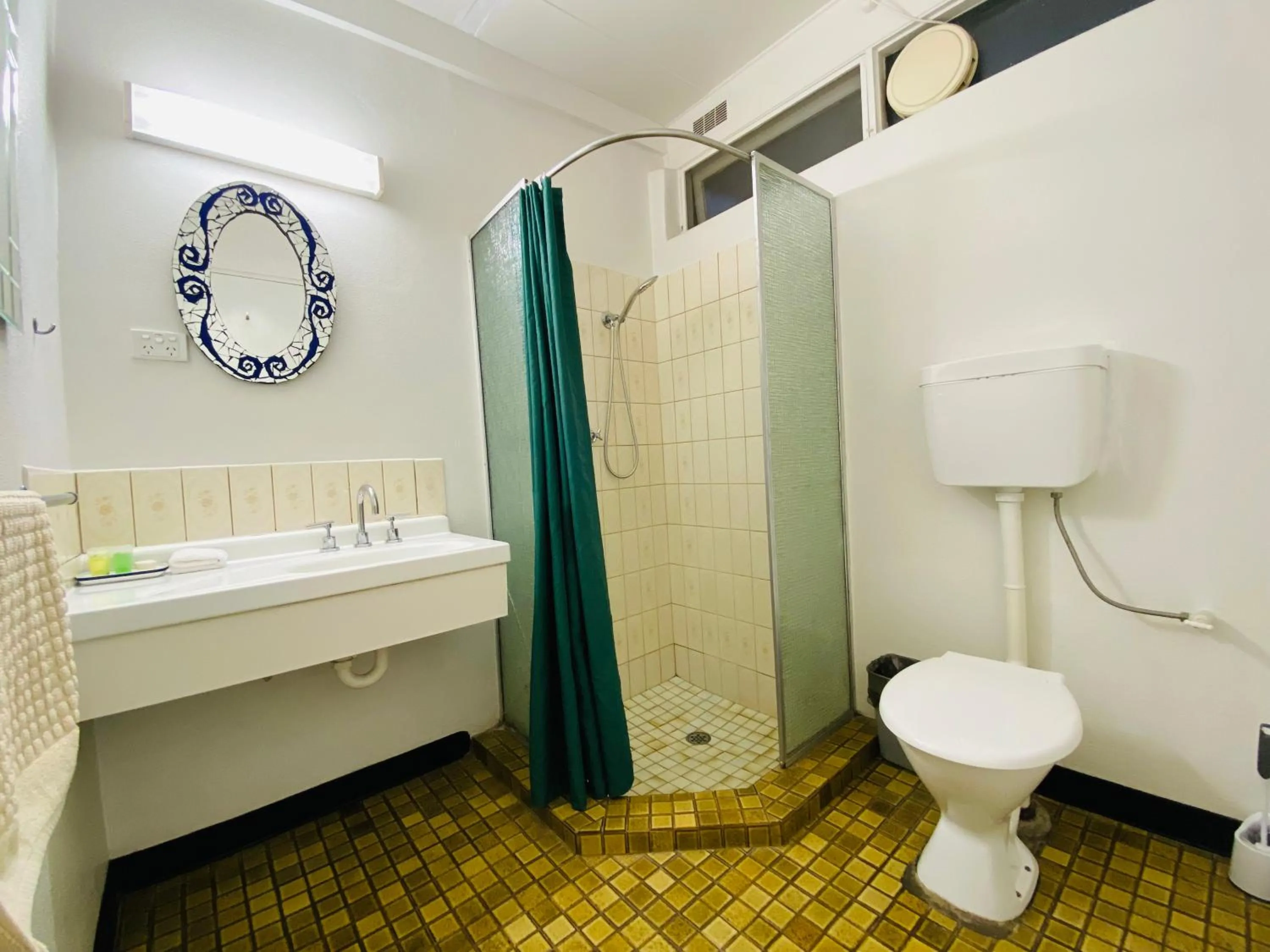 Bathroom in Mid Valley Motel