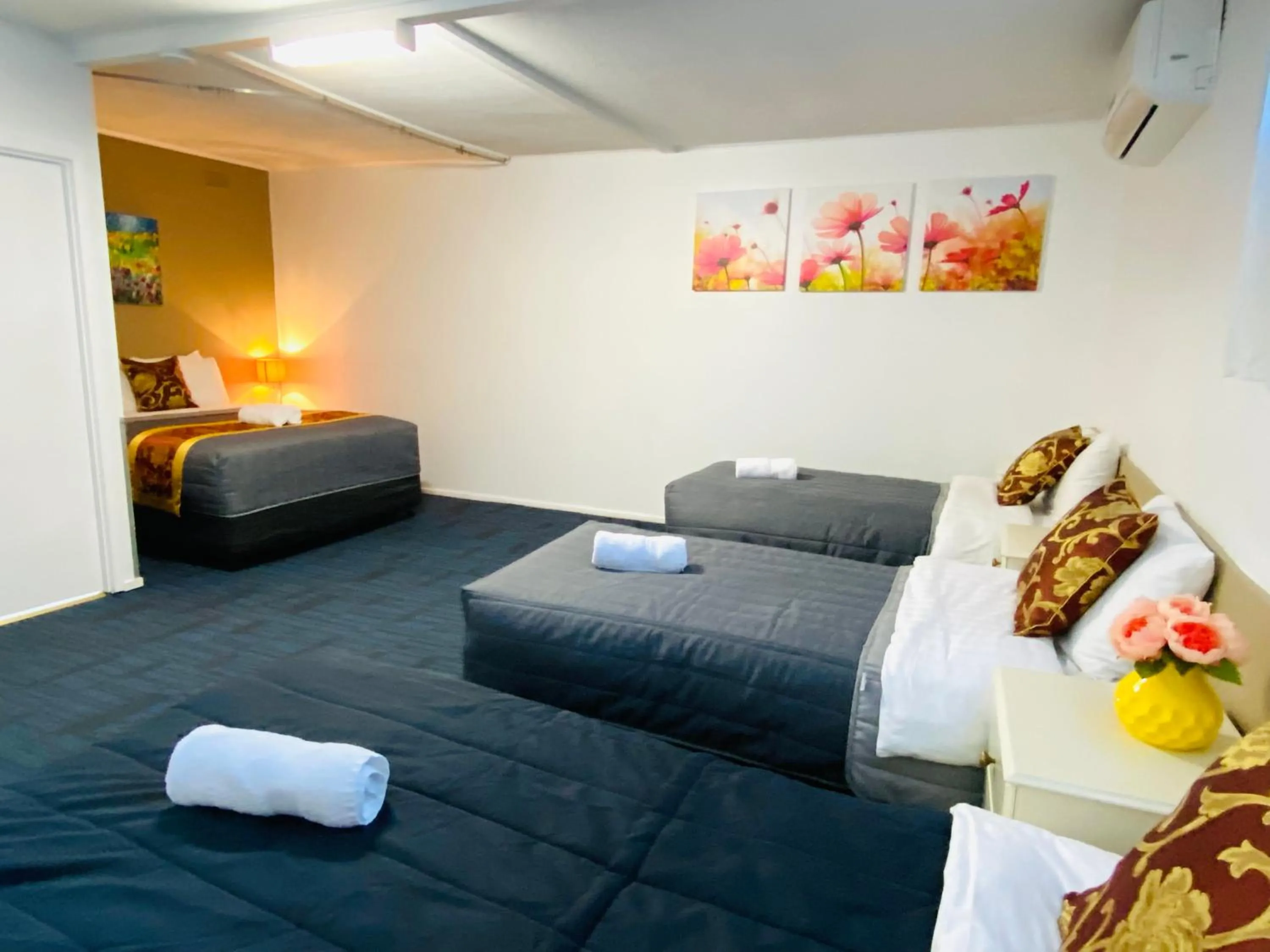 Property building, Bed in Mid Valley Motel