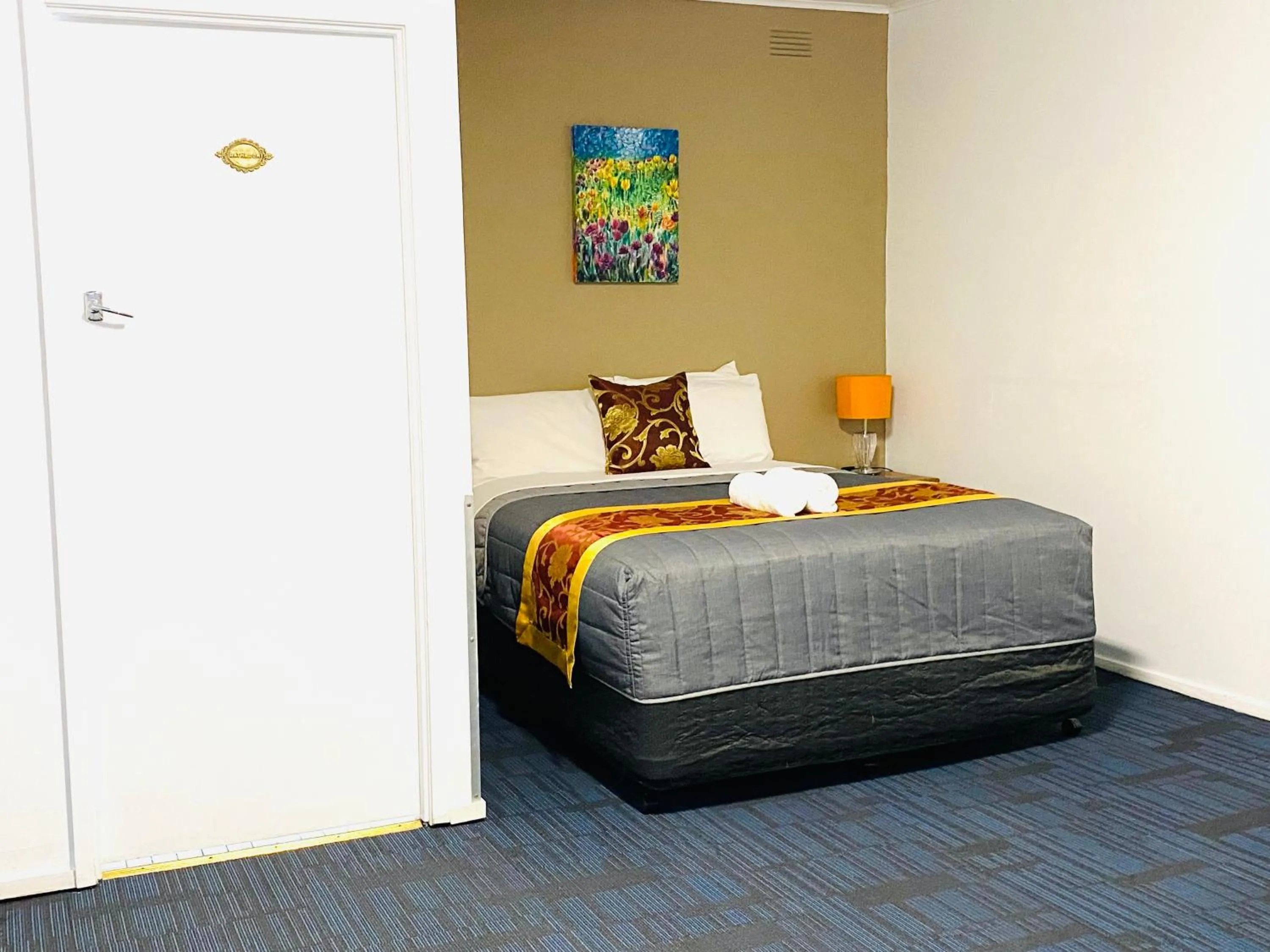 Property building, Bed in Mid Valley Motel