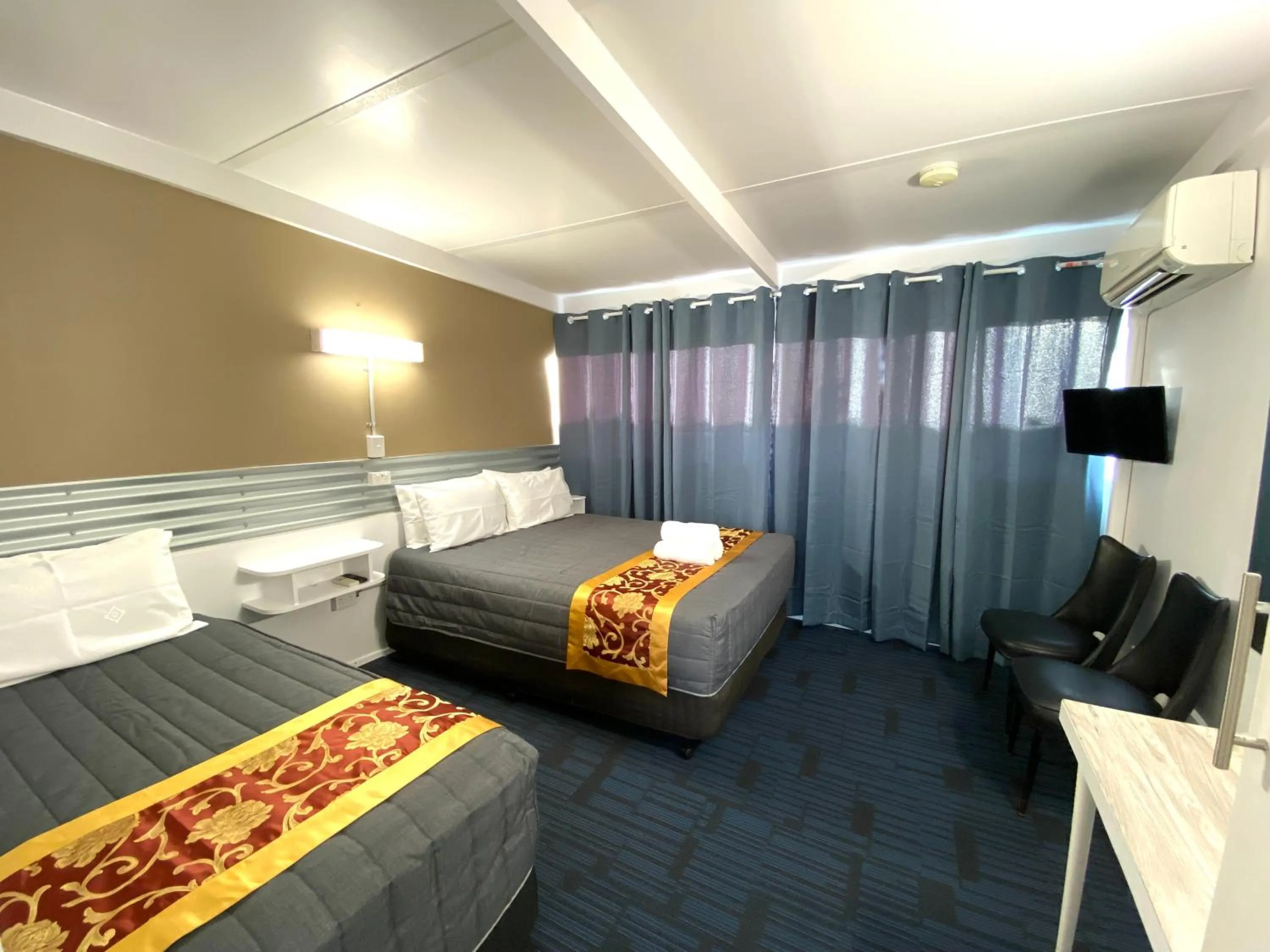 Bedroom, Bed in Mid Valley Motel