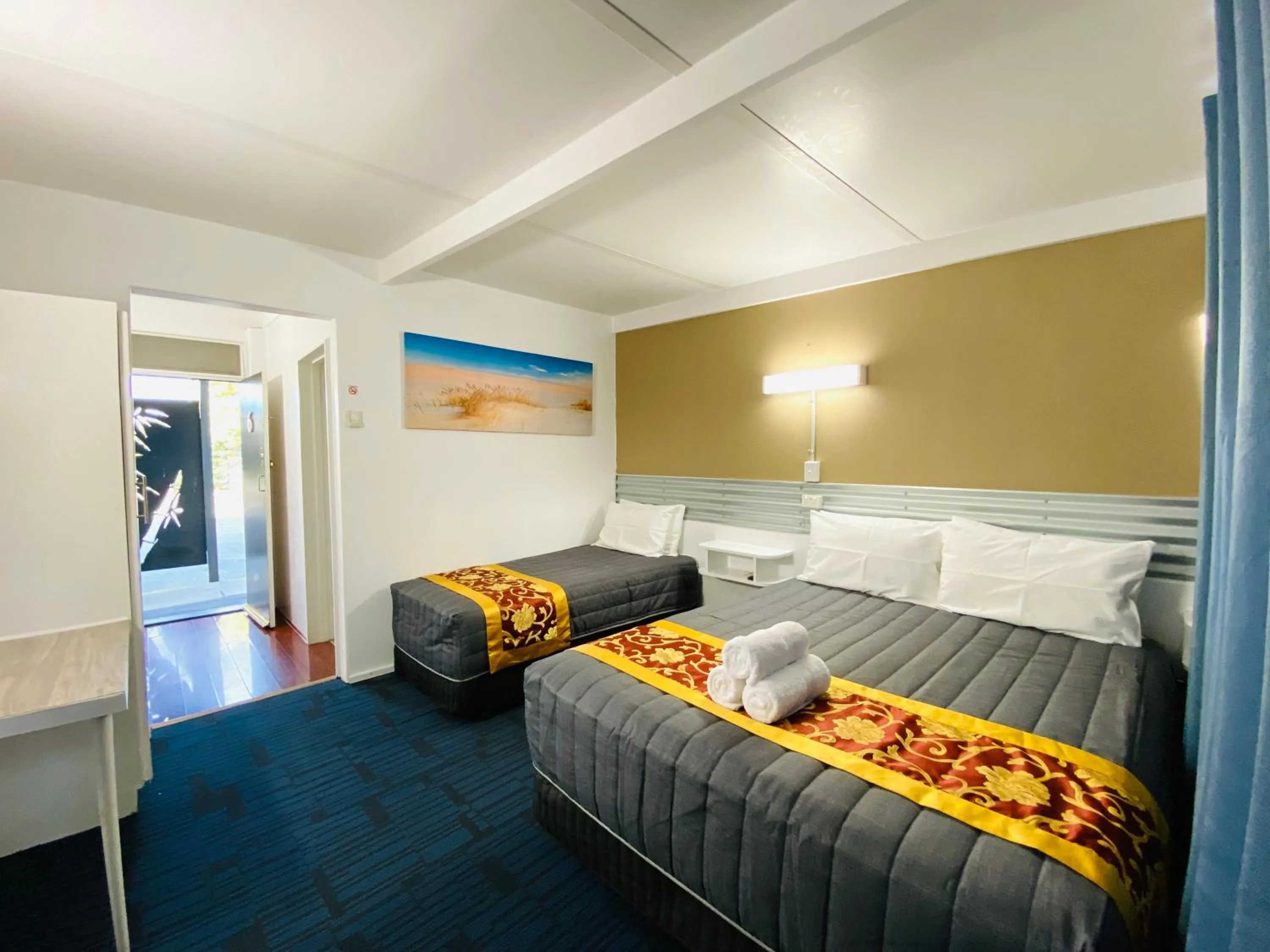 Bedroom, Bed in Mid Valley Motel