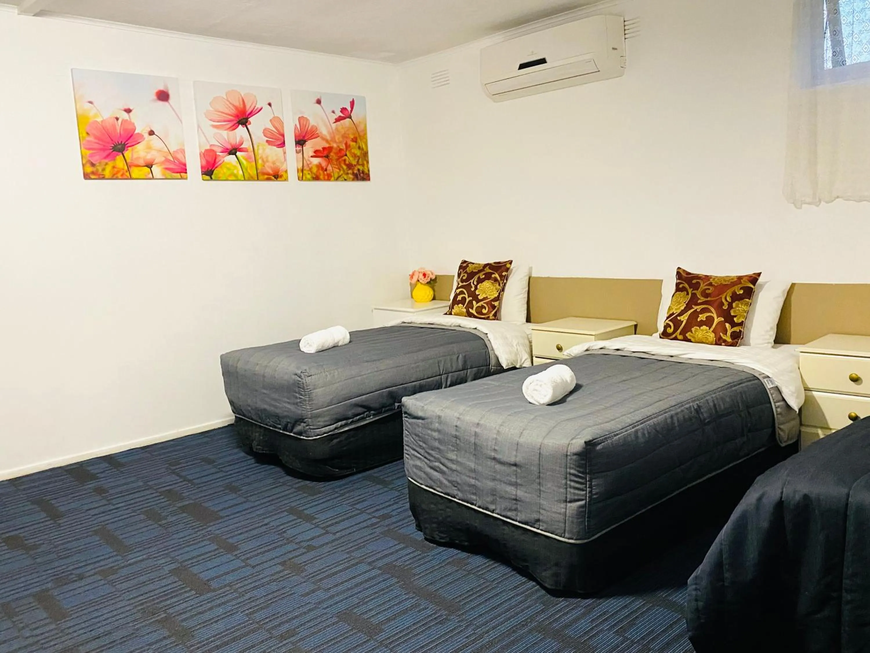 Property building, Bed in Mid Valley Motel