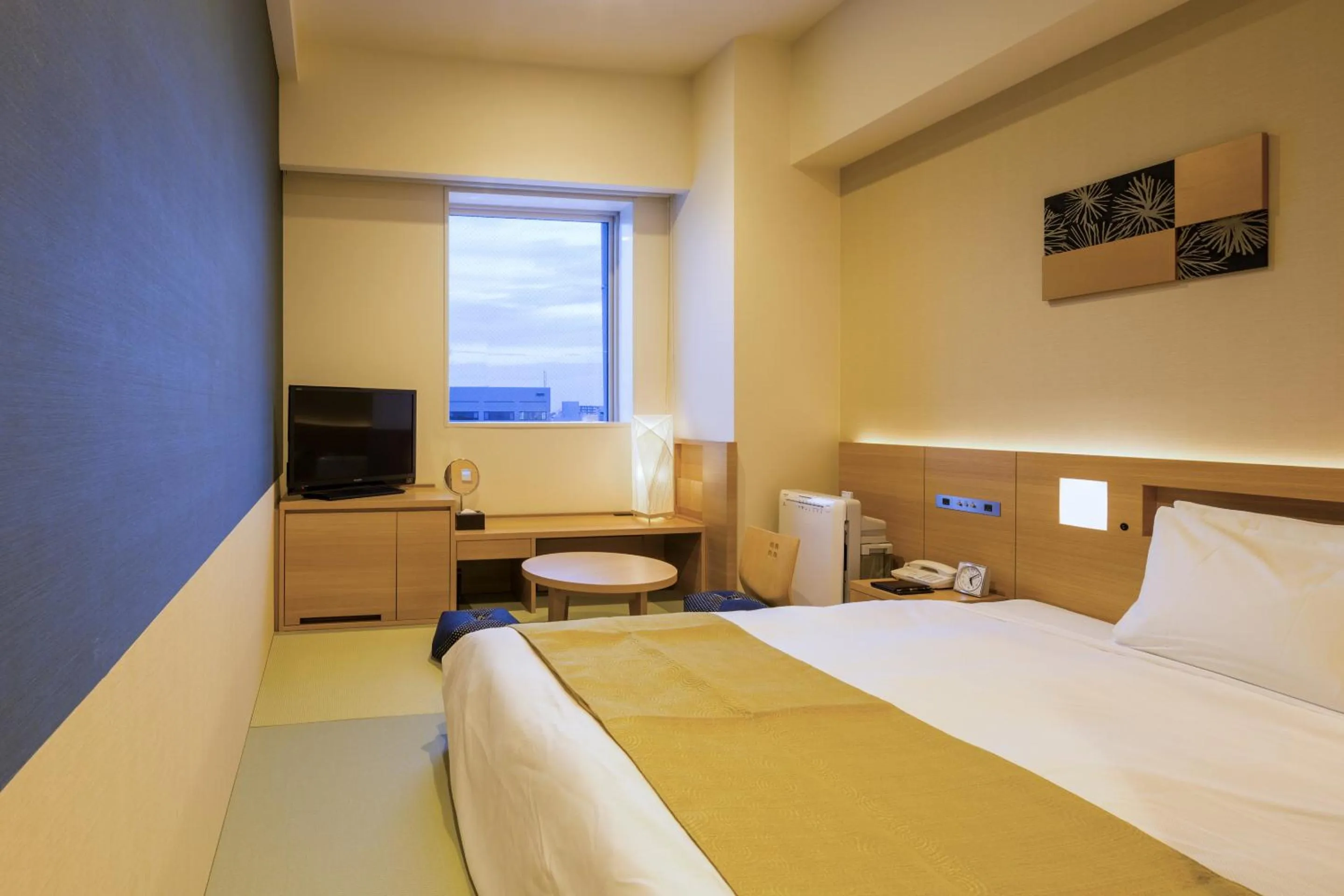 Photo of the whole room, Bed in Hotel Sunroute Chiba