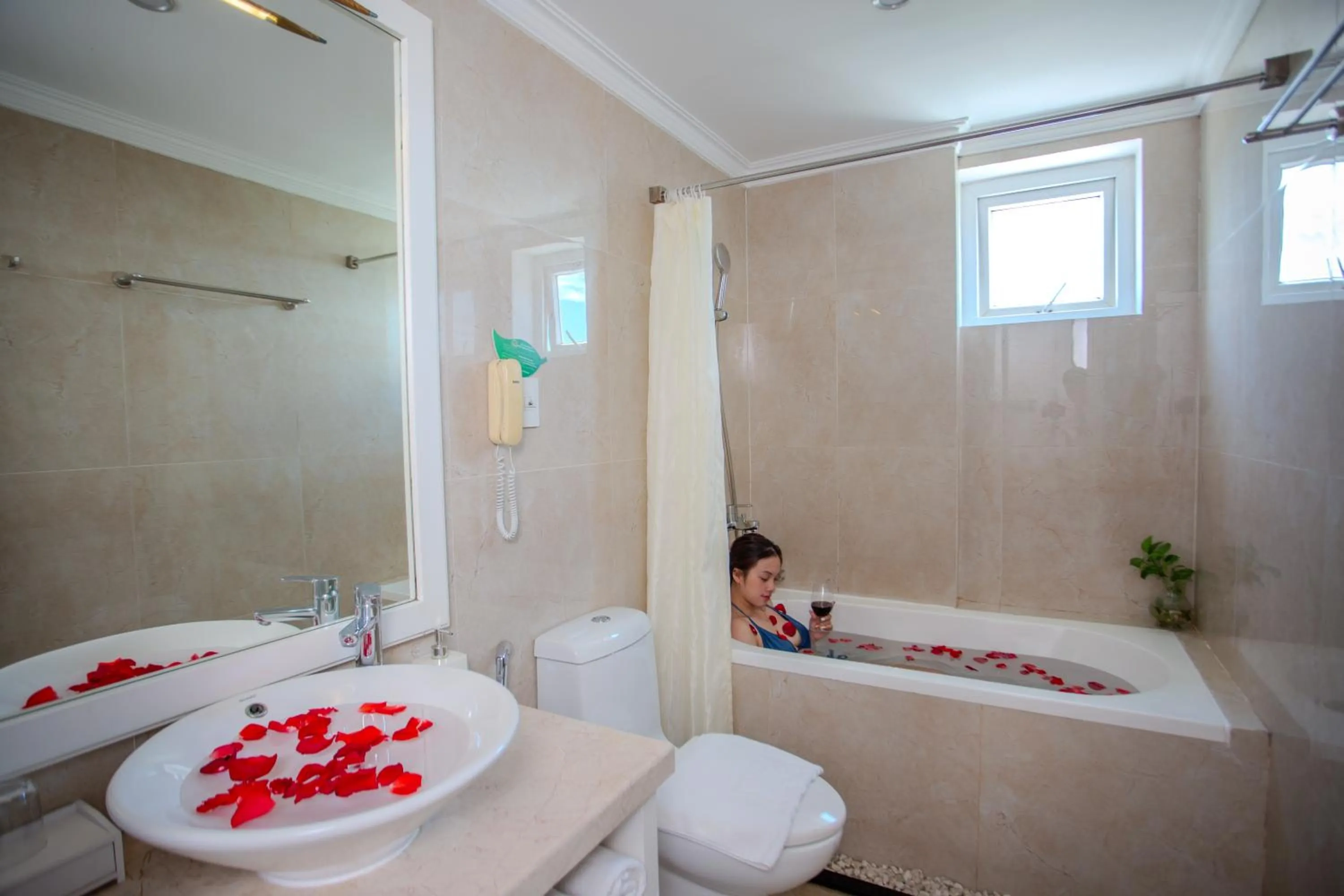Bath in Sea Phoenix Hotel Da Nang