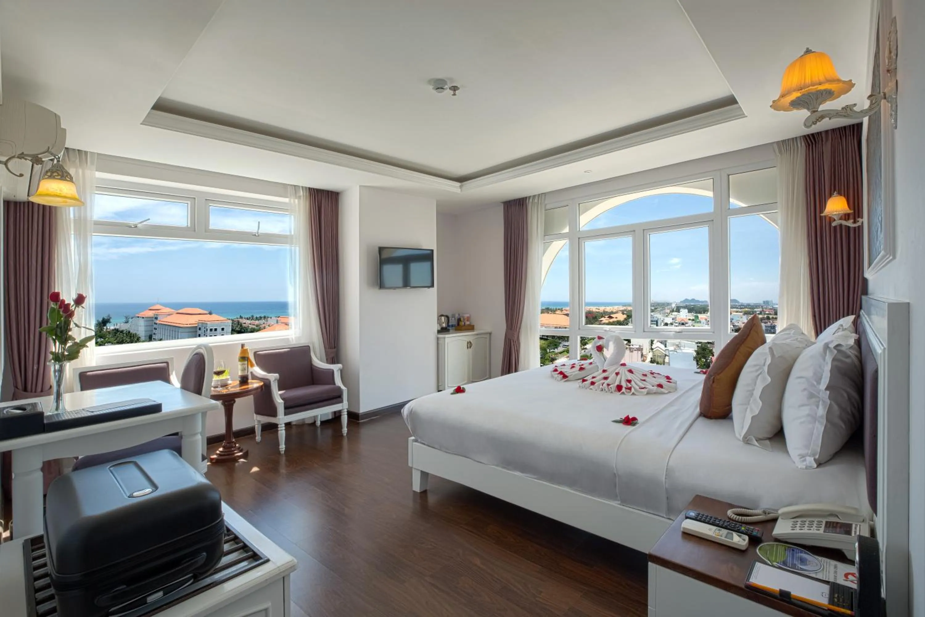 Sea view, Bed in Sea Phoenix Hotel Da Nang