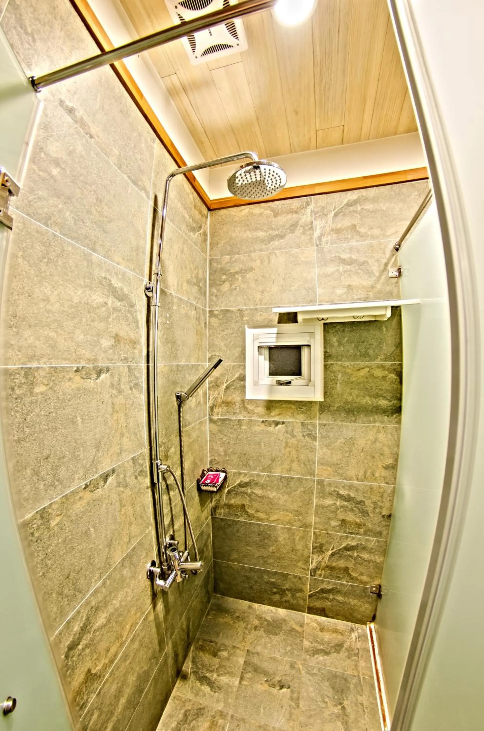 Bathroom in Sasa Nor Lamour B&B