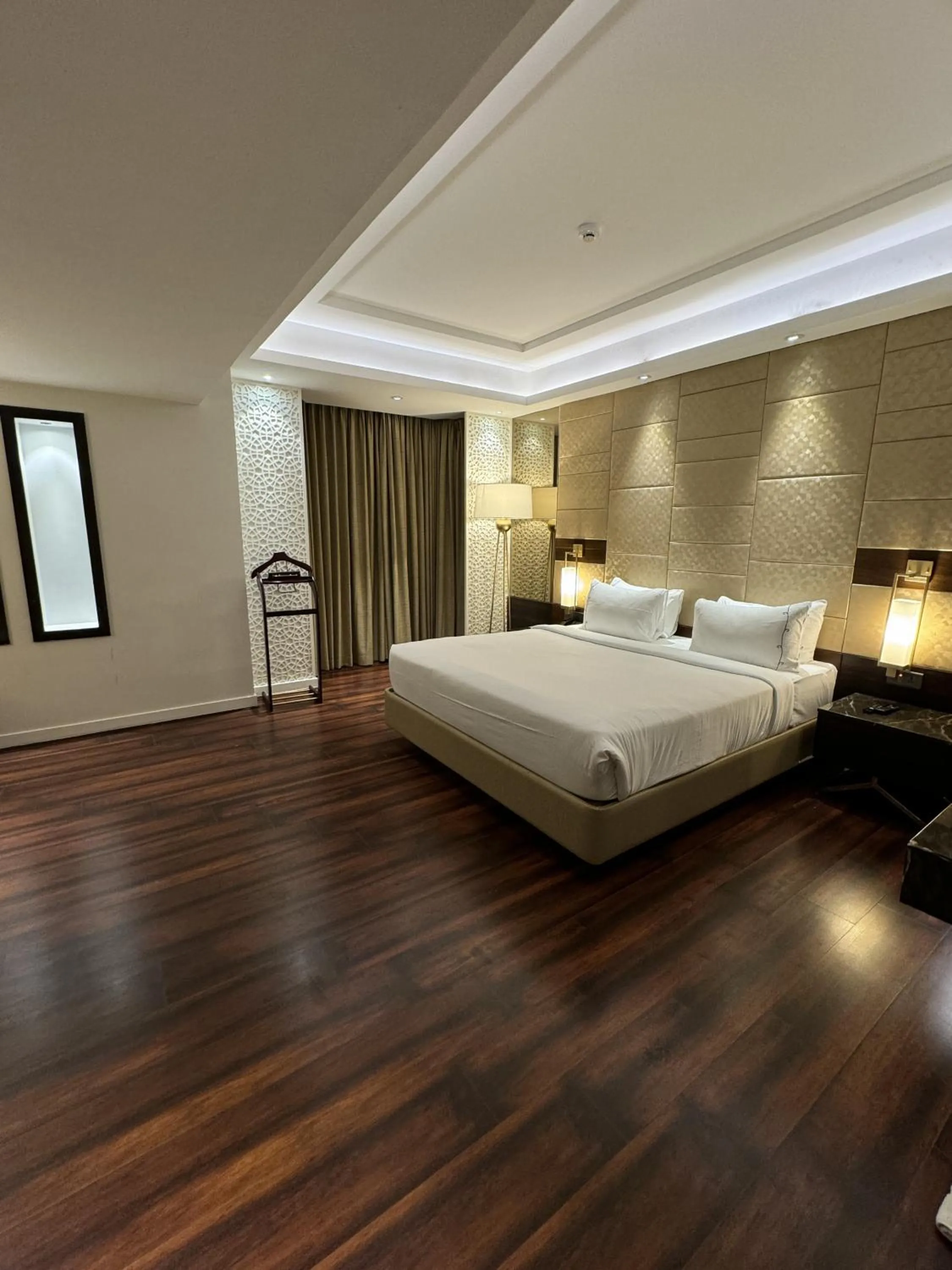 Bedroom, Bed in Cenneys Gateway - Pride of Salem