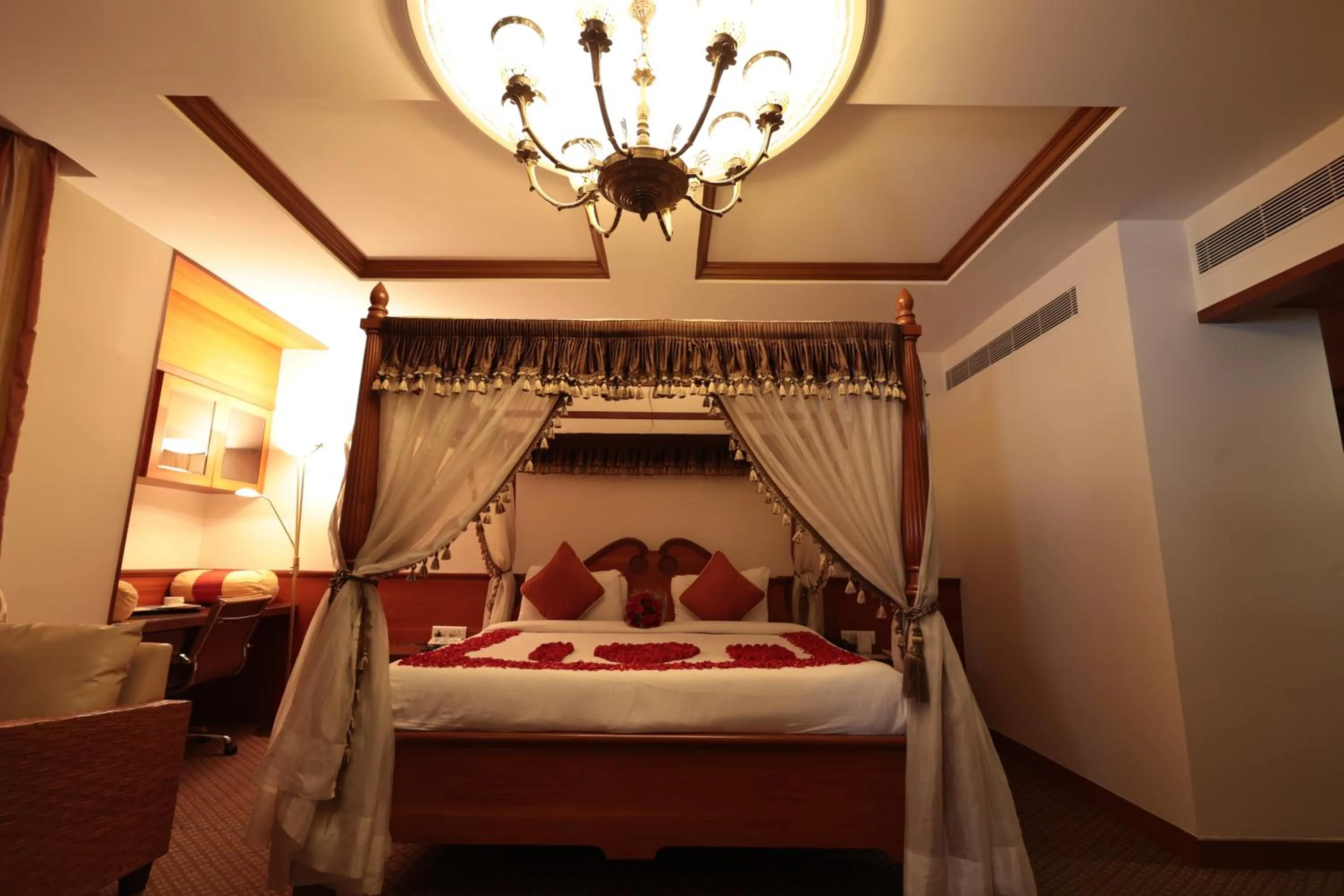 Bedroom, Bed in Cenneys Gateway - Pride of Salem