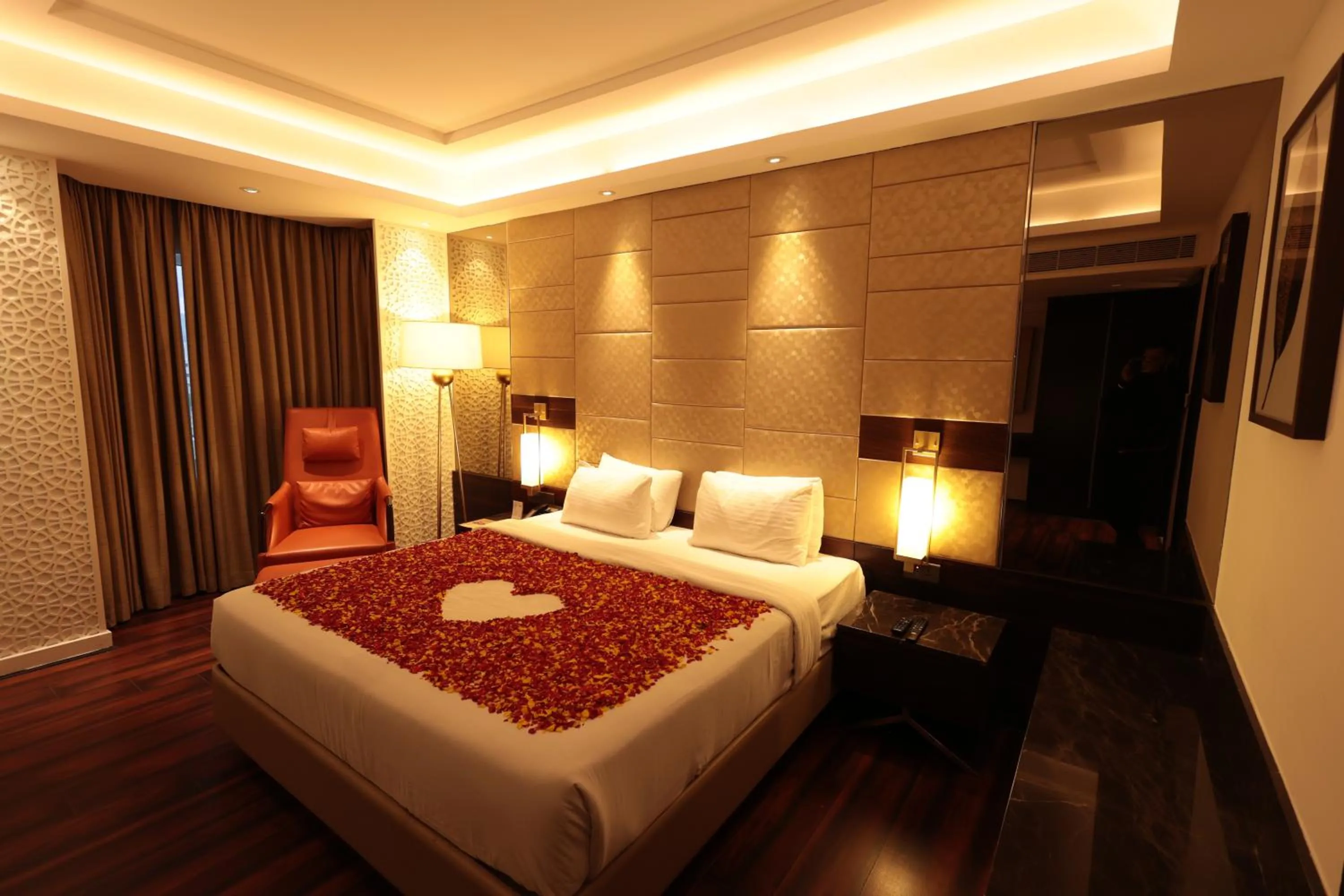 Bedroom, Bed in Cenneys Gateway - Pride of Salem