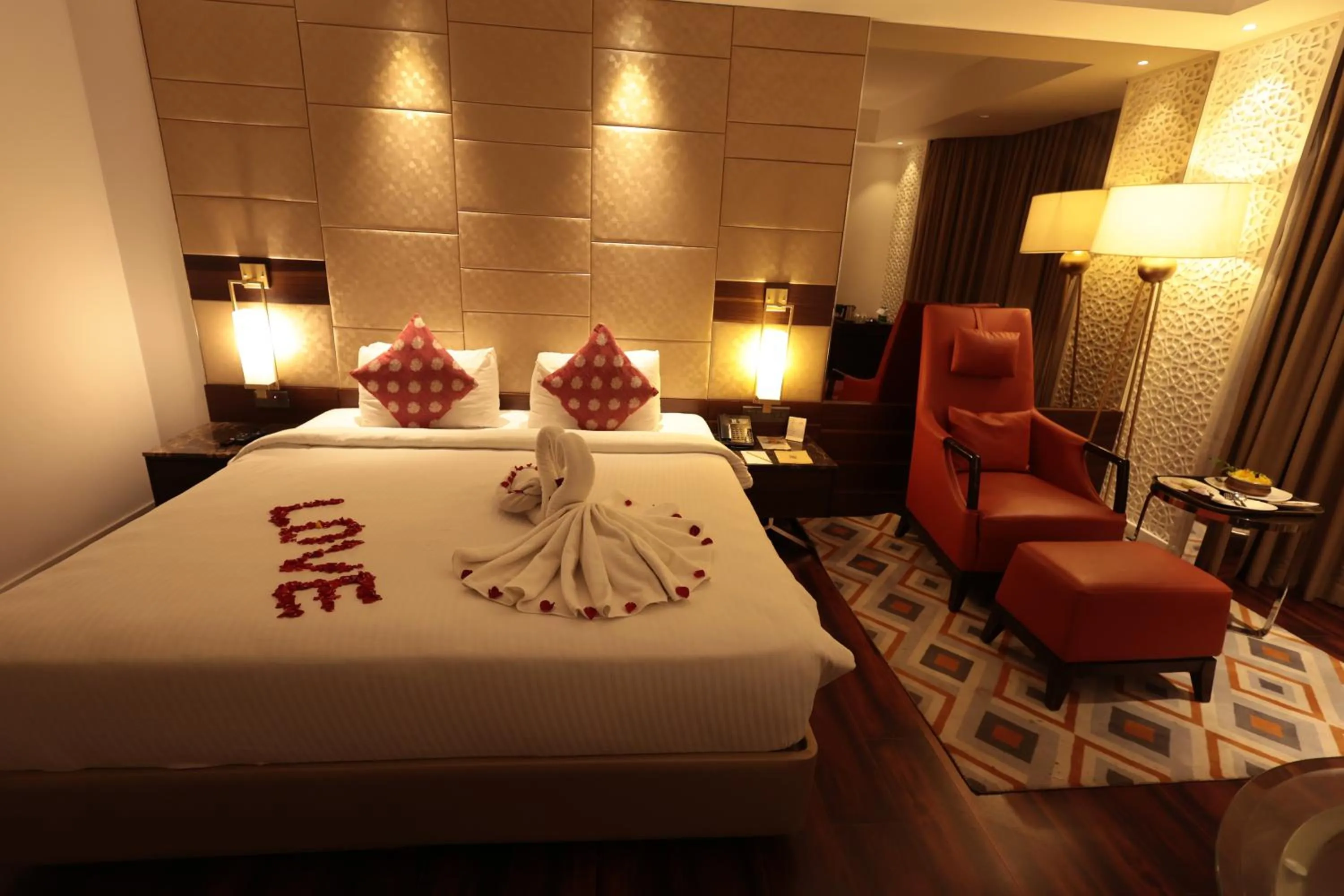 Photo of the whole room, Bed in Cenneys Gateway - Pride of Salem