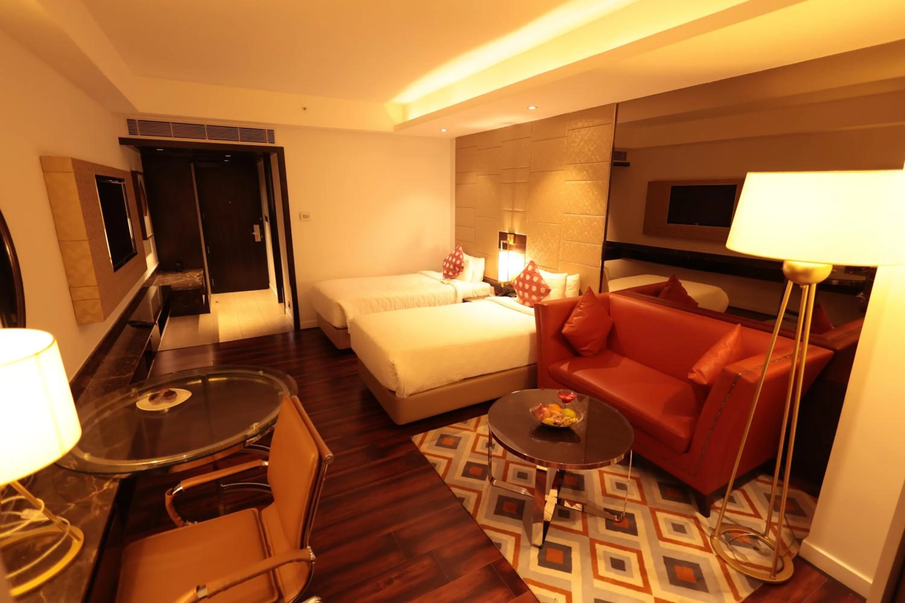 Photo of the whole room, Bed in Cenneys Gateway - Pride of Salem