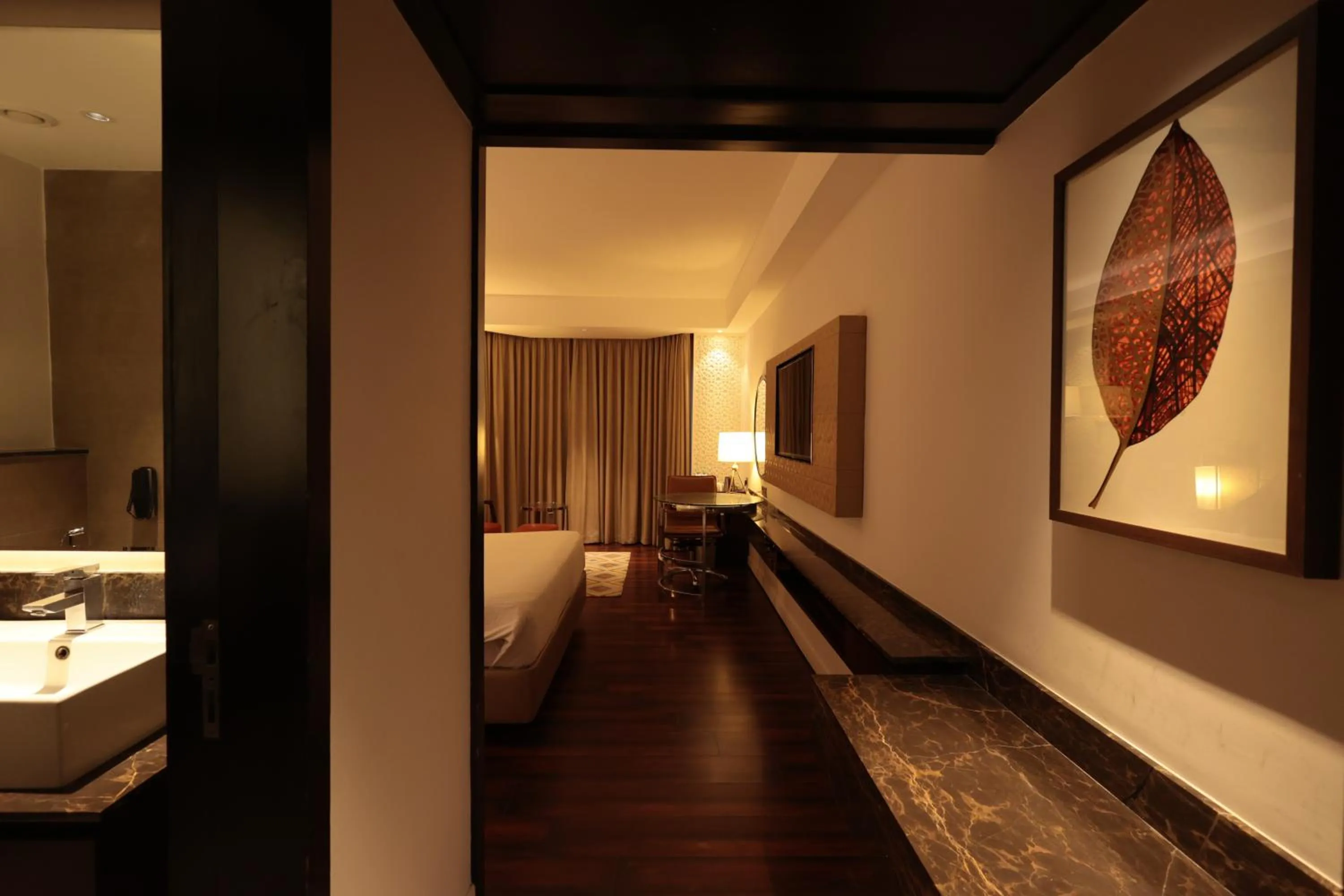 Photo of the whole room, Bed in Cenneys Gateway - Pride of Salem