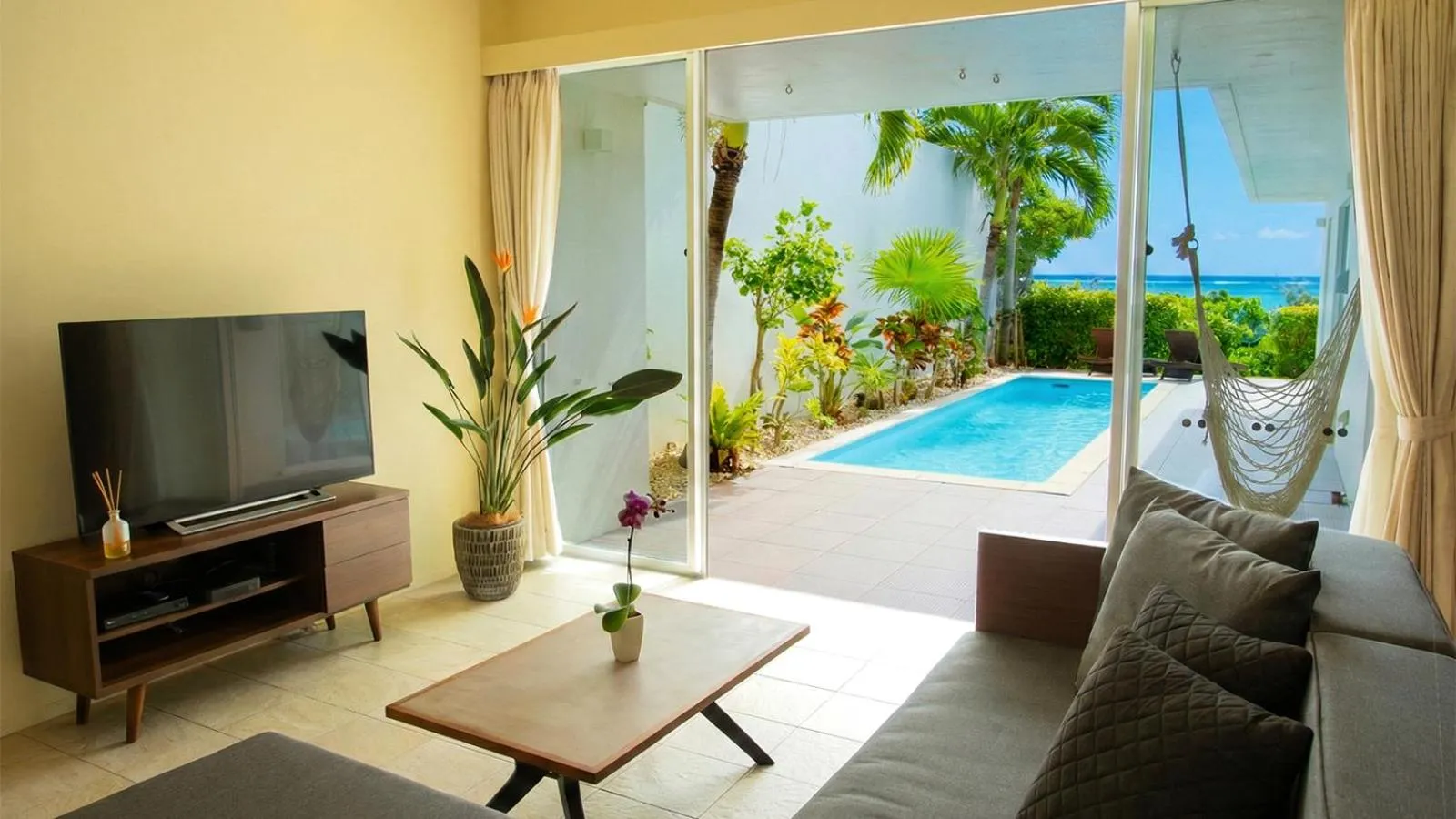 TV and multimedia in Feliz Villa Suite Miyakojima Ueno