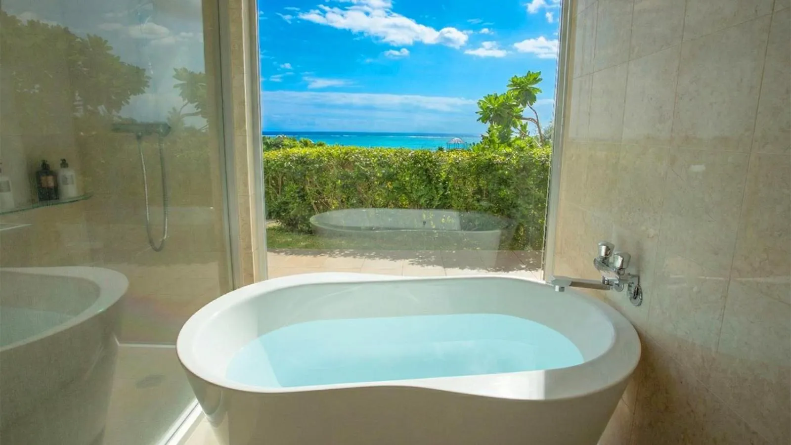 Bathroom in Feliz Villa Suite Miyakojima Ueno