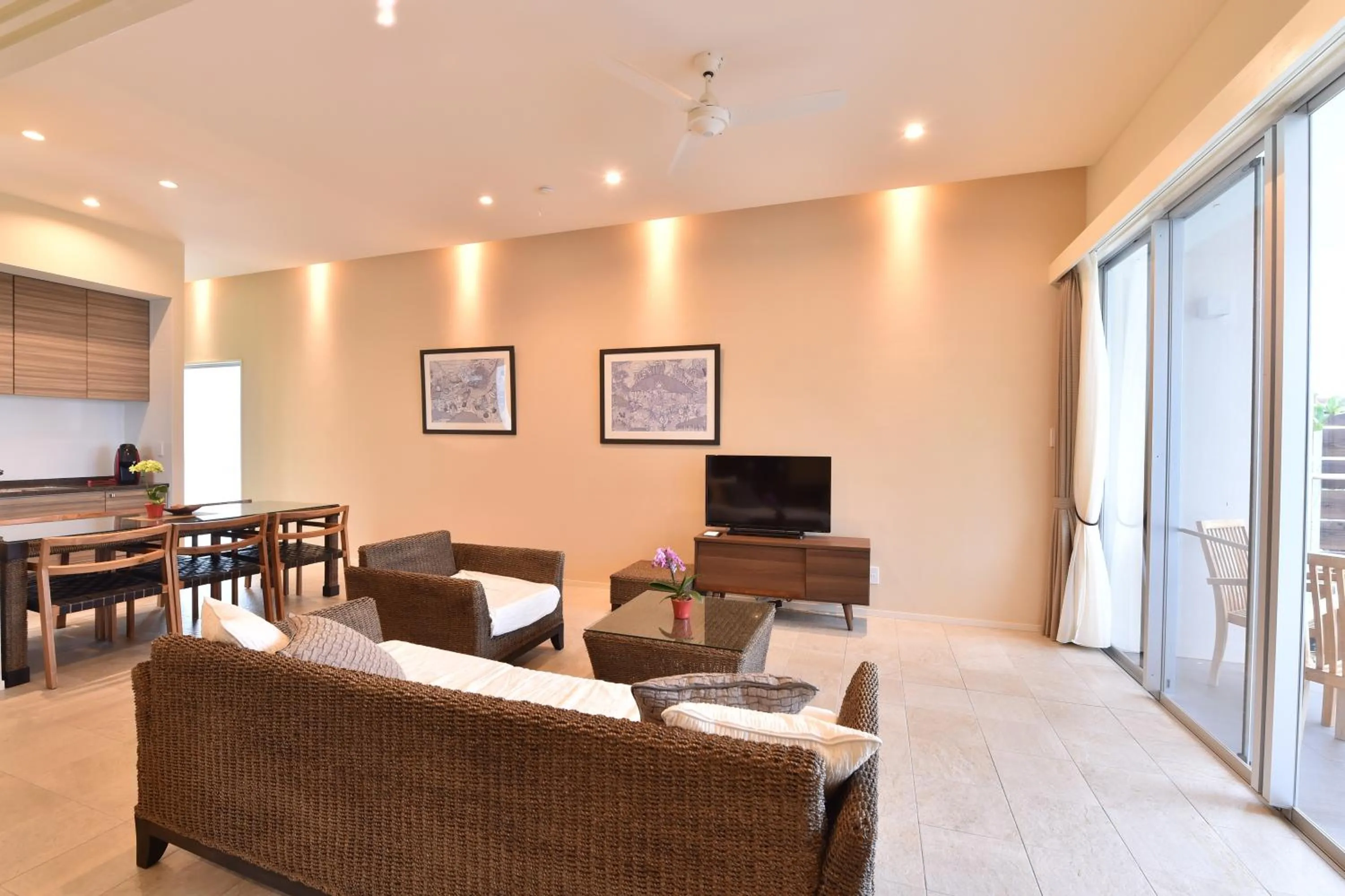 Living room in Feliz Villa Suite Miyakojima Ueno