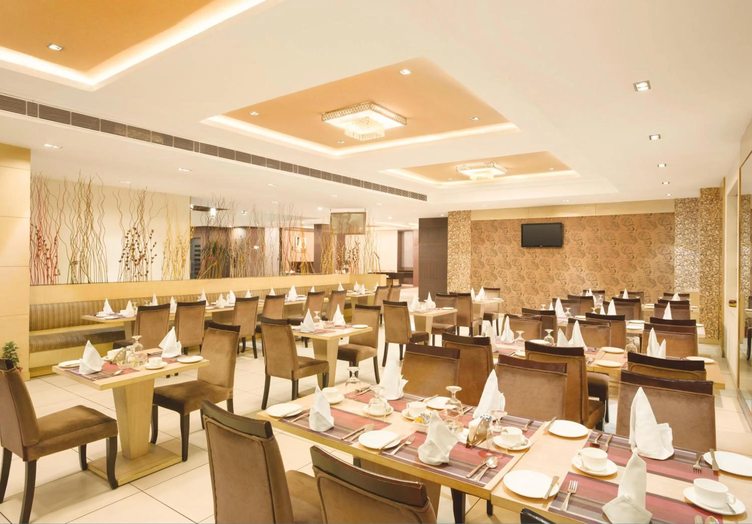 Restaurant/places to eat in Days Hotel By Wyndham Neemrana