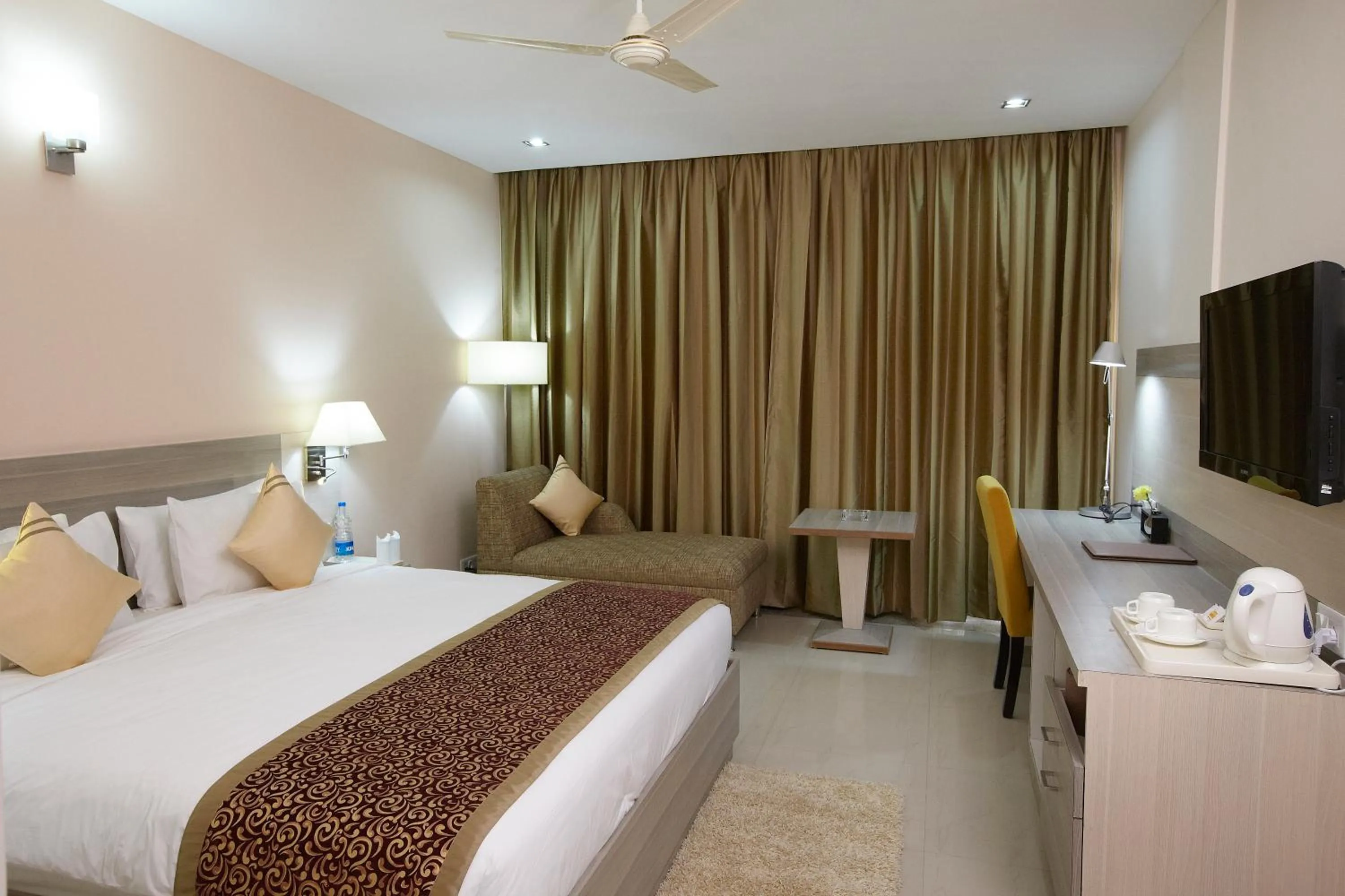 Bedroom, Bed in Days Hotel By Wyndham Neemrana