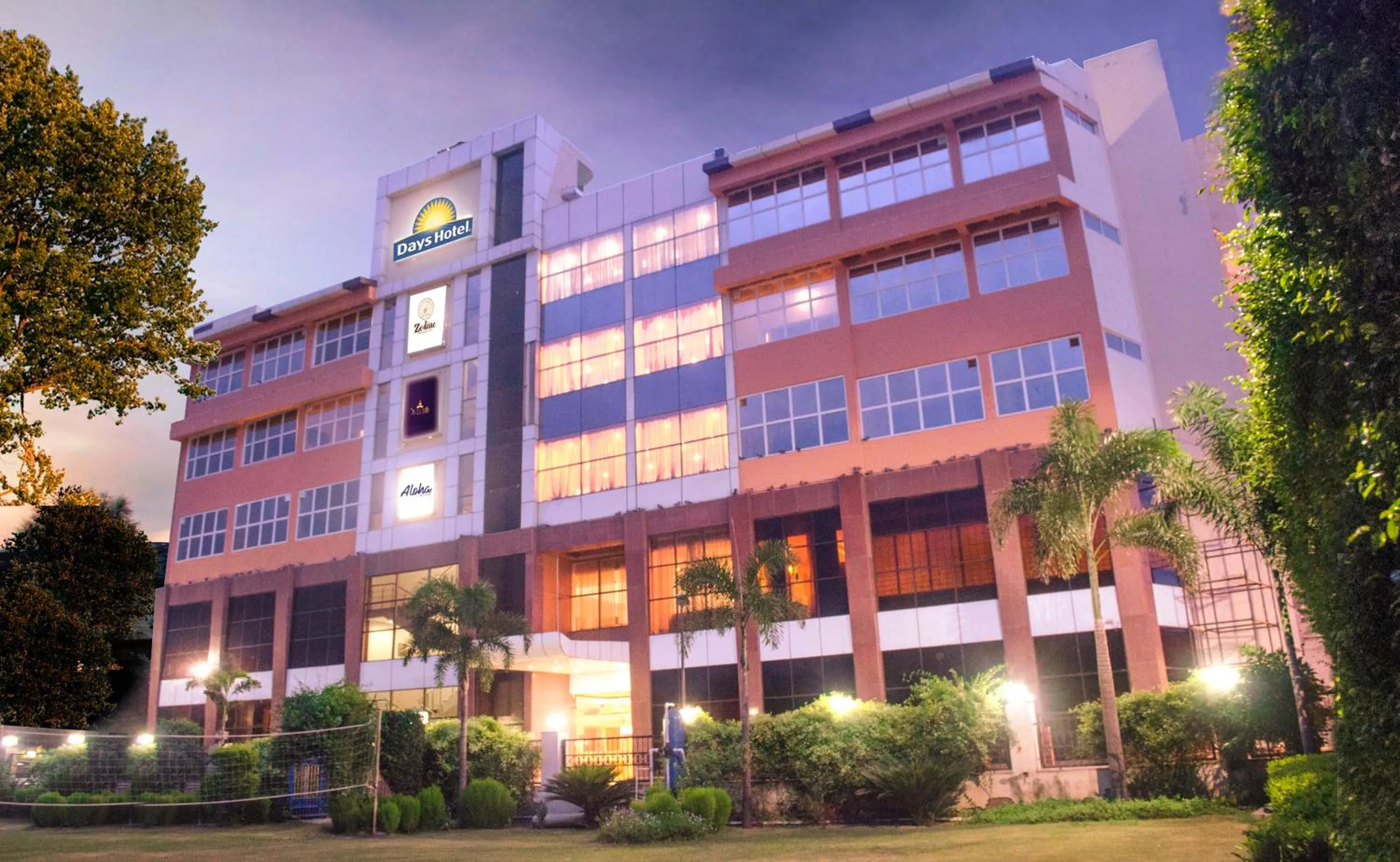 Facade/entrance in Days Hotel By Wyndham Neemrana